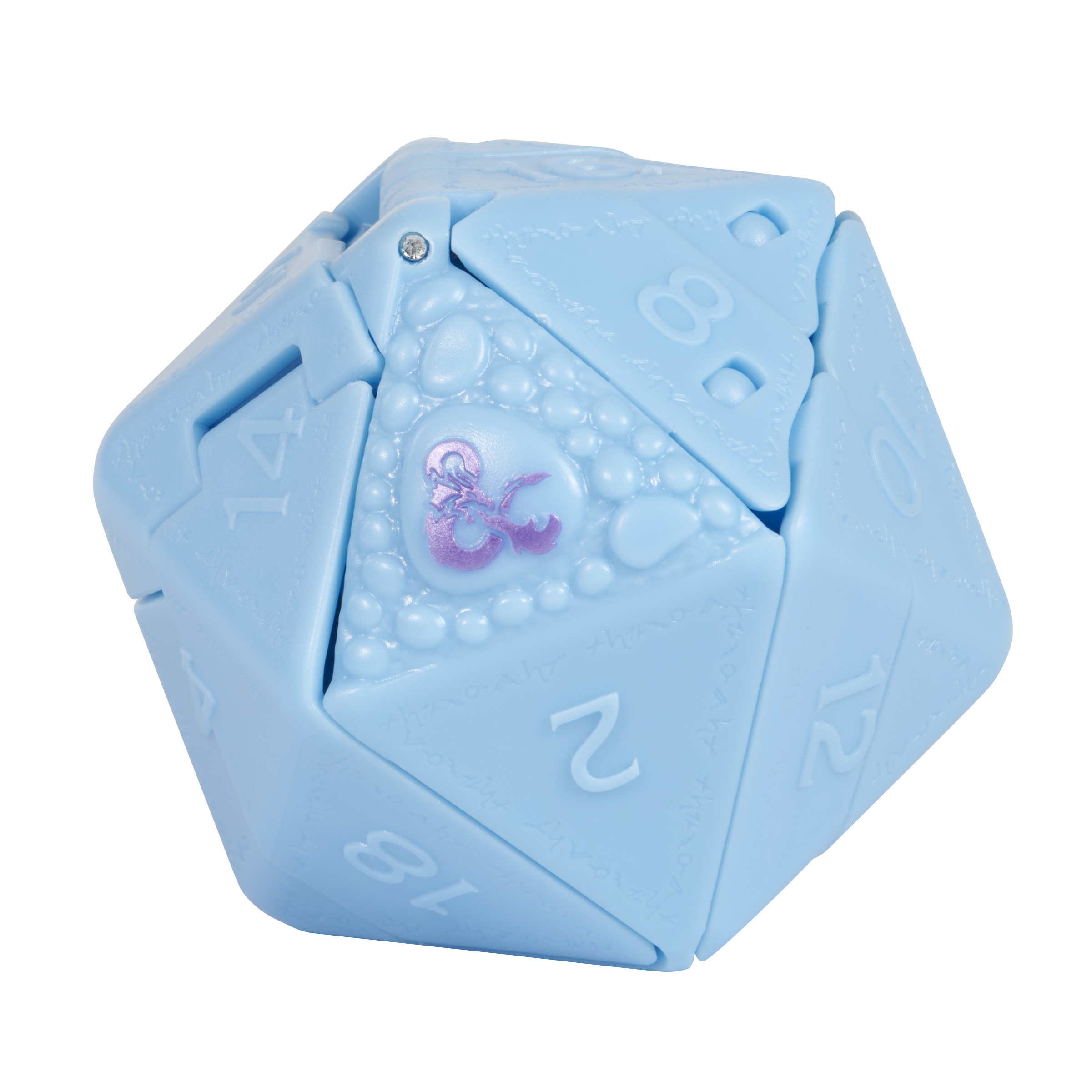 Dado D&D azzurro con numeri, logo D&D e sfondo bianco.