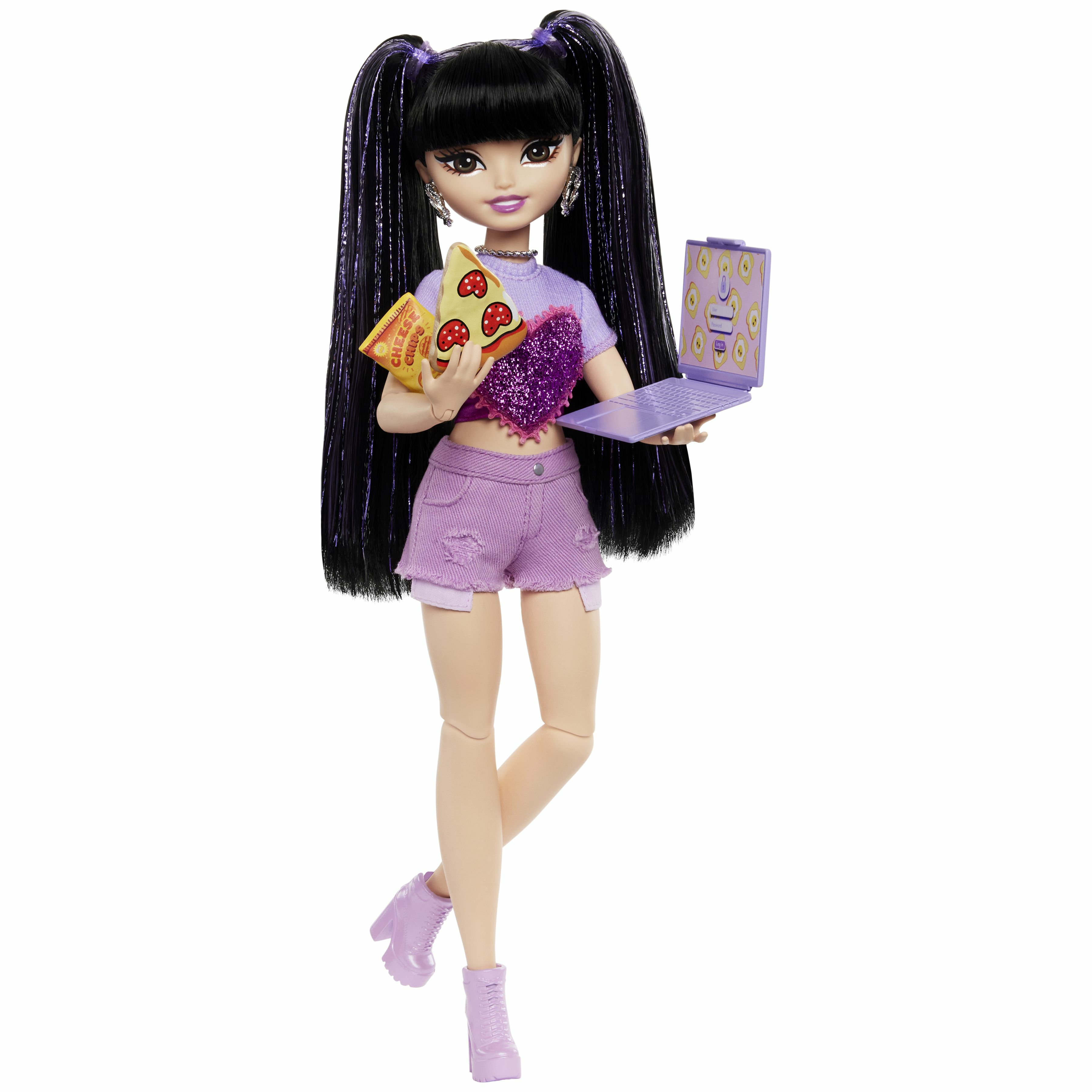 Eine Puppe mit schwarzen Zöpfen, die einen Laptop und Snacks hält und ein lila Outfit trägt.