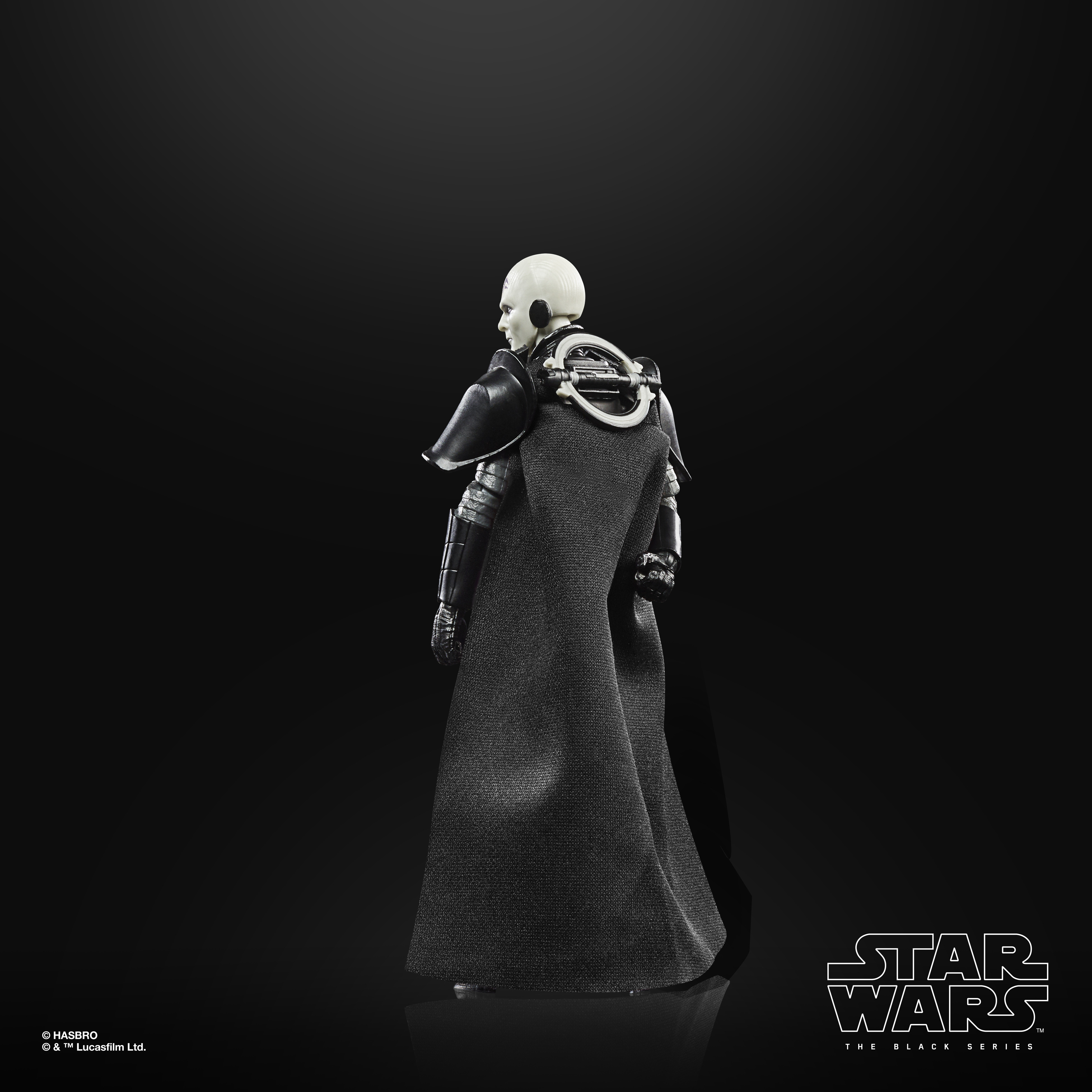 Una figura di Star Wars in abito nero, vista da dietro, su sfondo nero.