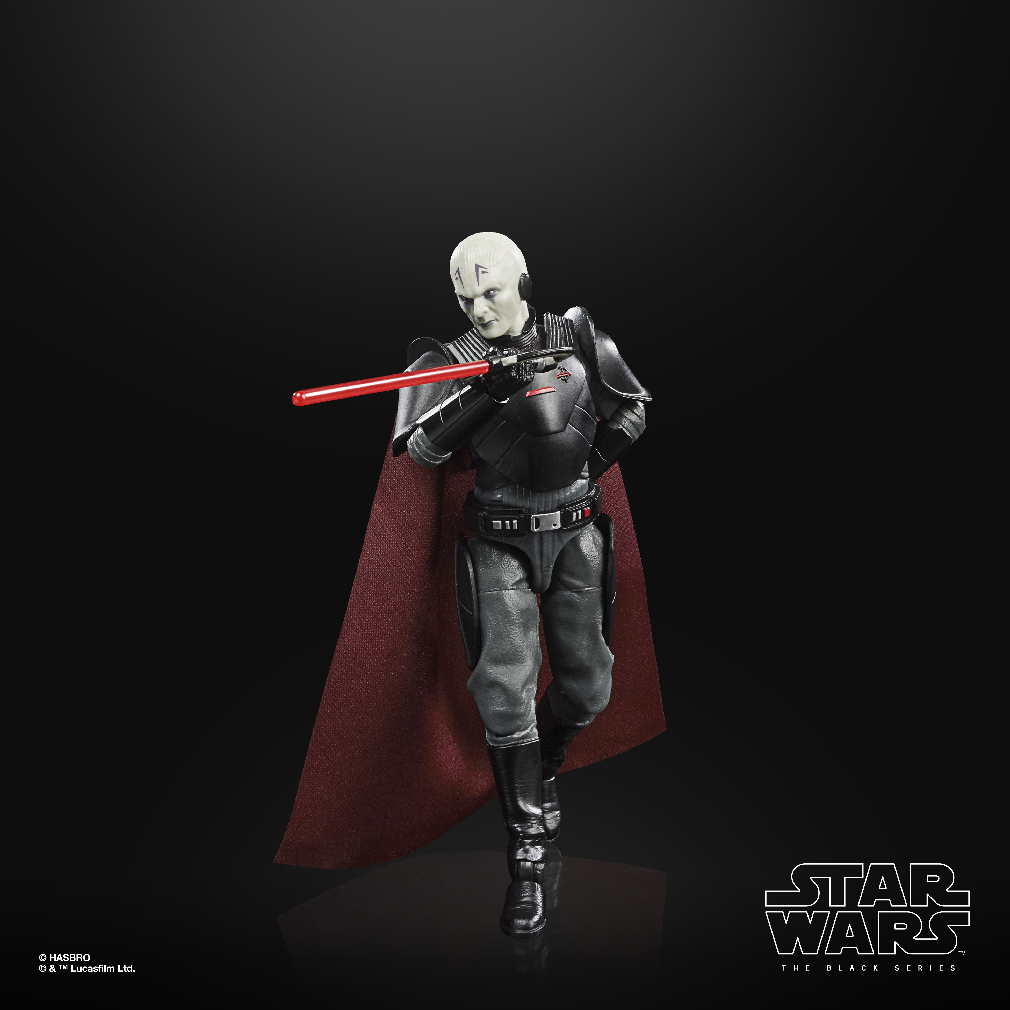 Action figure di Star Wars in abito nero con una spada laser rossa. Sfondo nero.