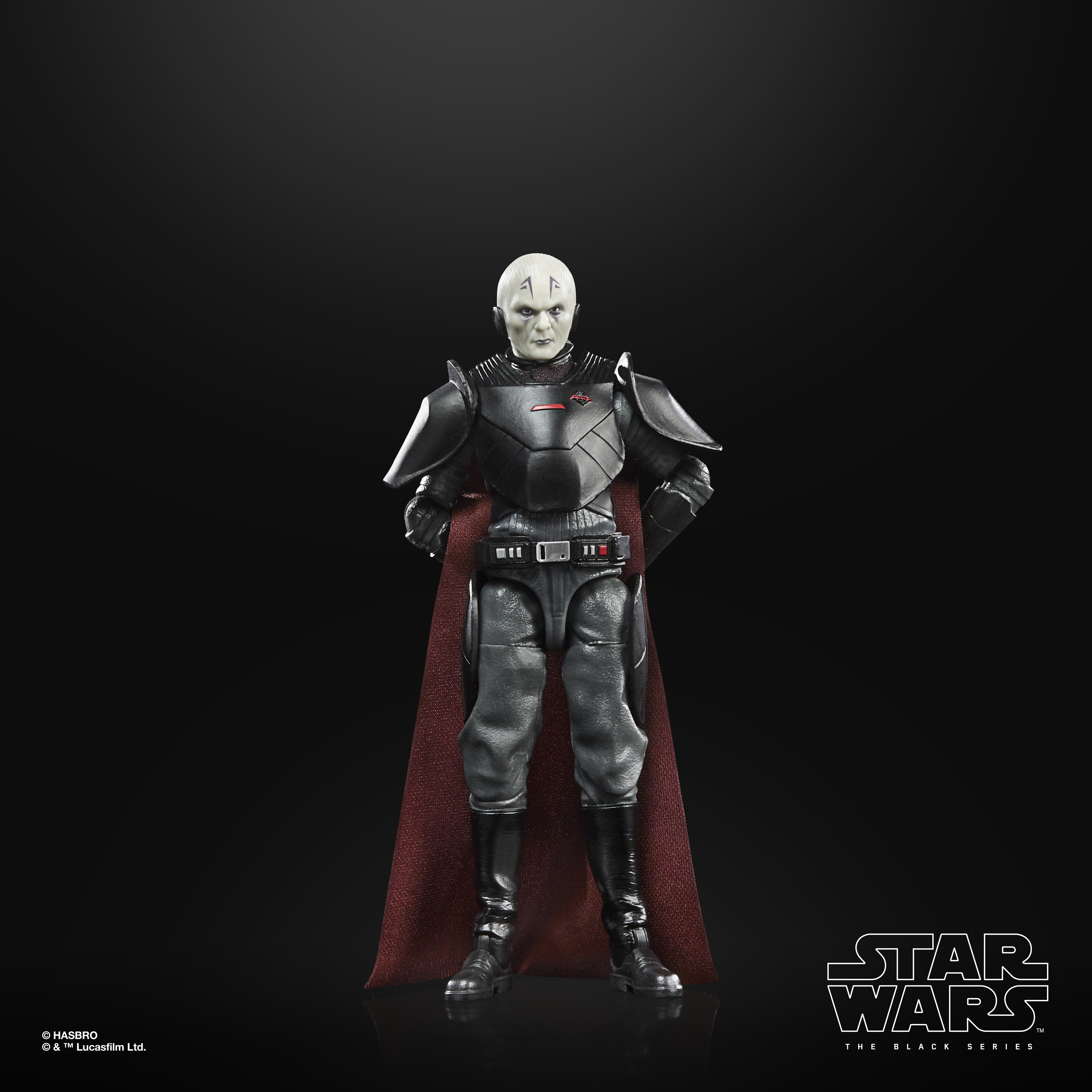 Una figura di Star Wars in tenuta nera con un mantello rosso e un viso bianco, su sfondo nero.