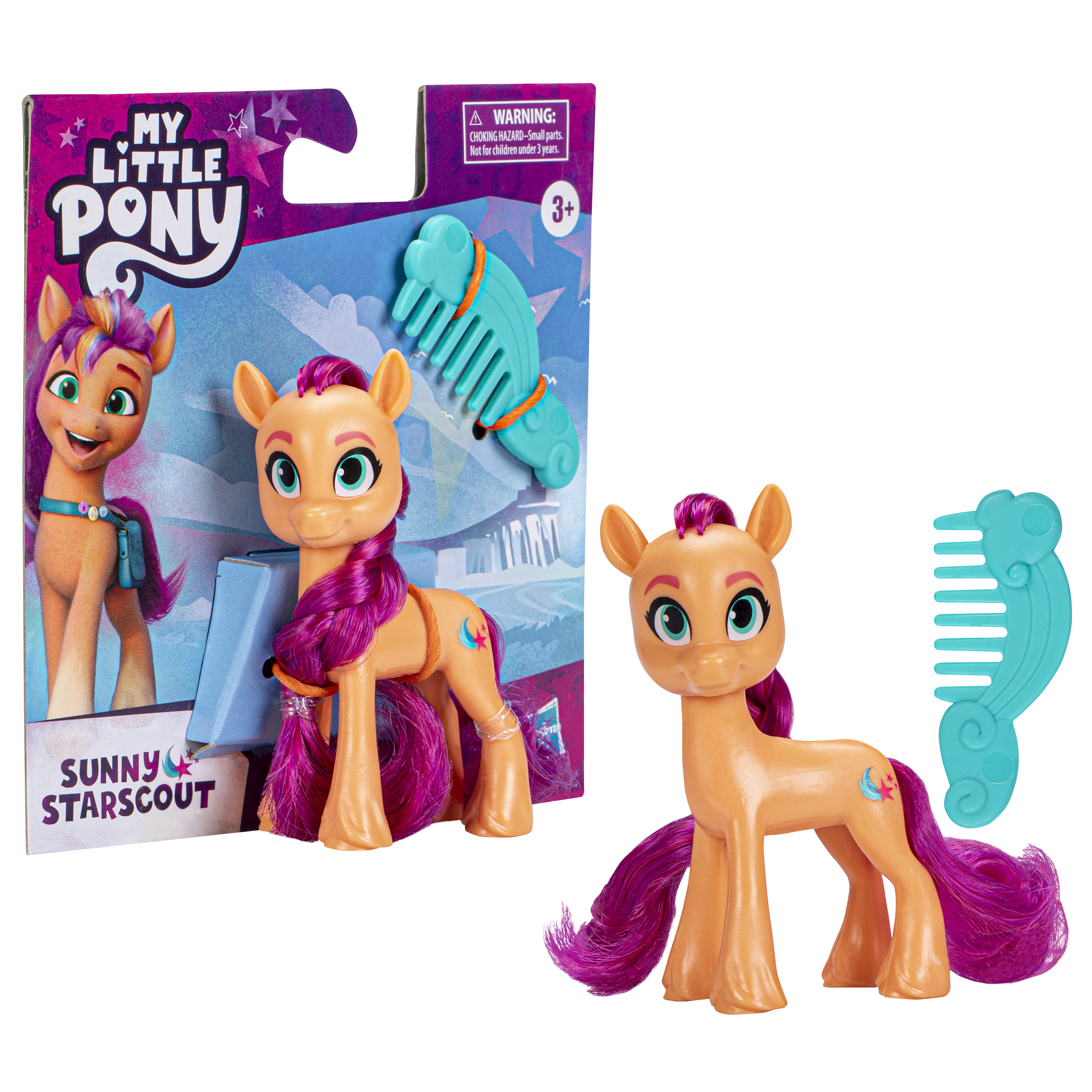 Zabawkowy kucyk z fioletowymi włosami i akcesoriami. Opakowanie przedstawia kucyka. Białe tło.