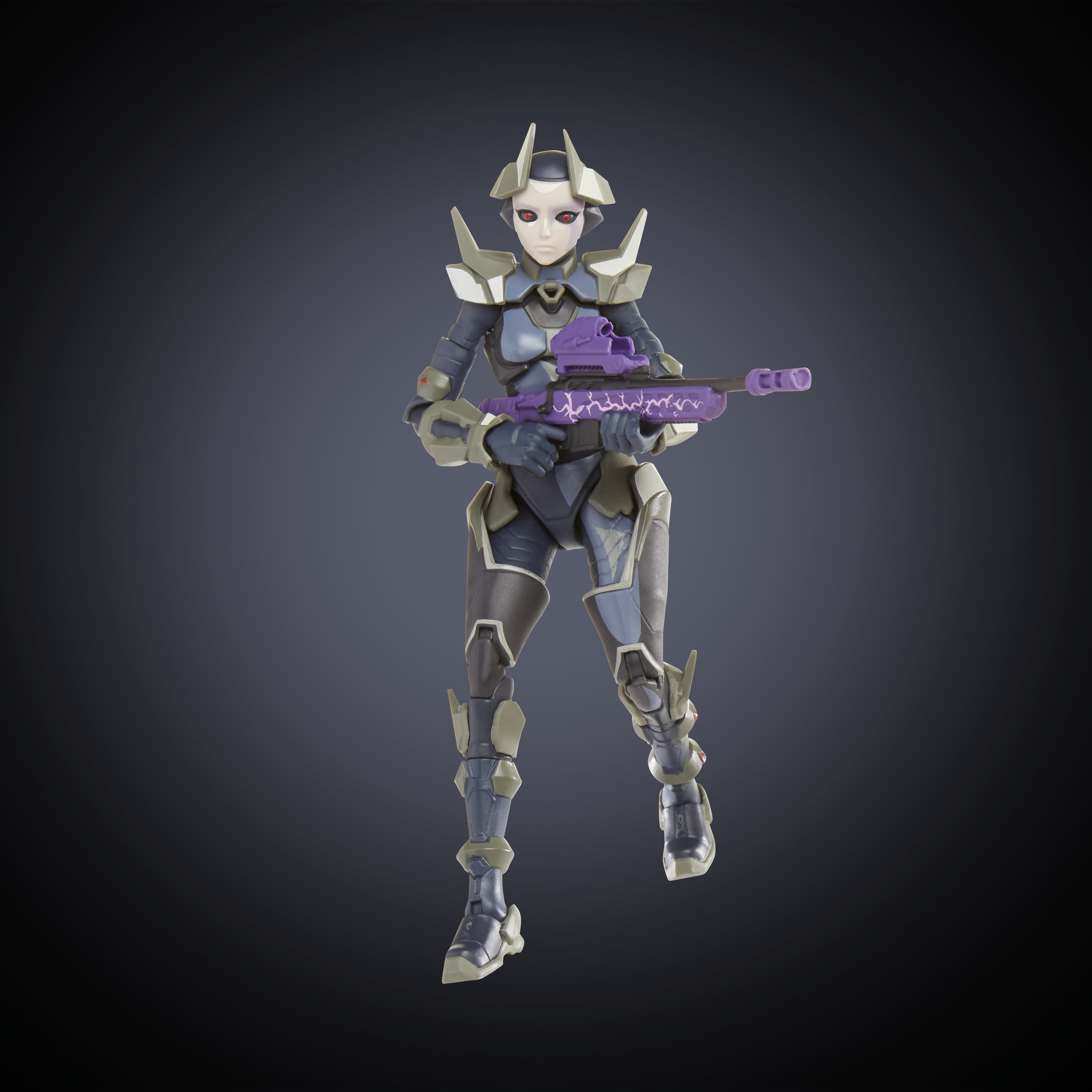 Una statuina femminile futuristica che tiene una pistola viola. Indossa una tuta grigia e blu.