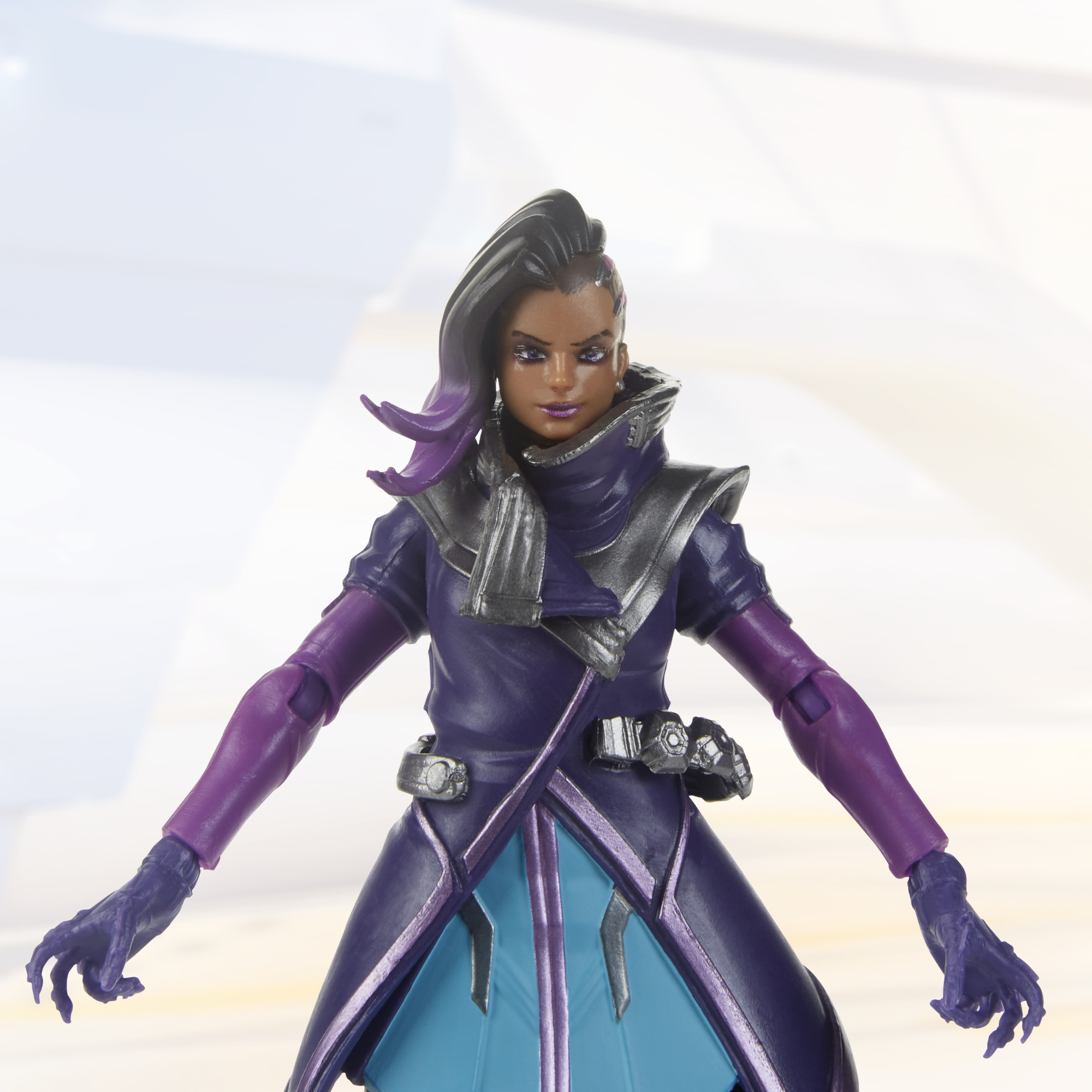 Action figure di Overwatch Sombra. Indossa un abito viola, con lunghi capelli scuri e riflessi viola.