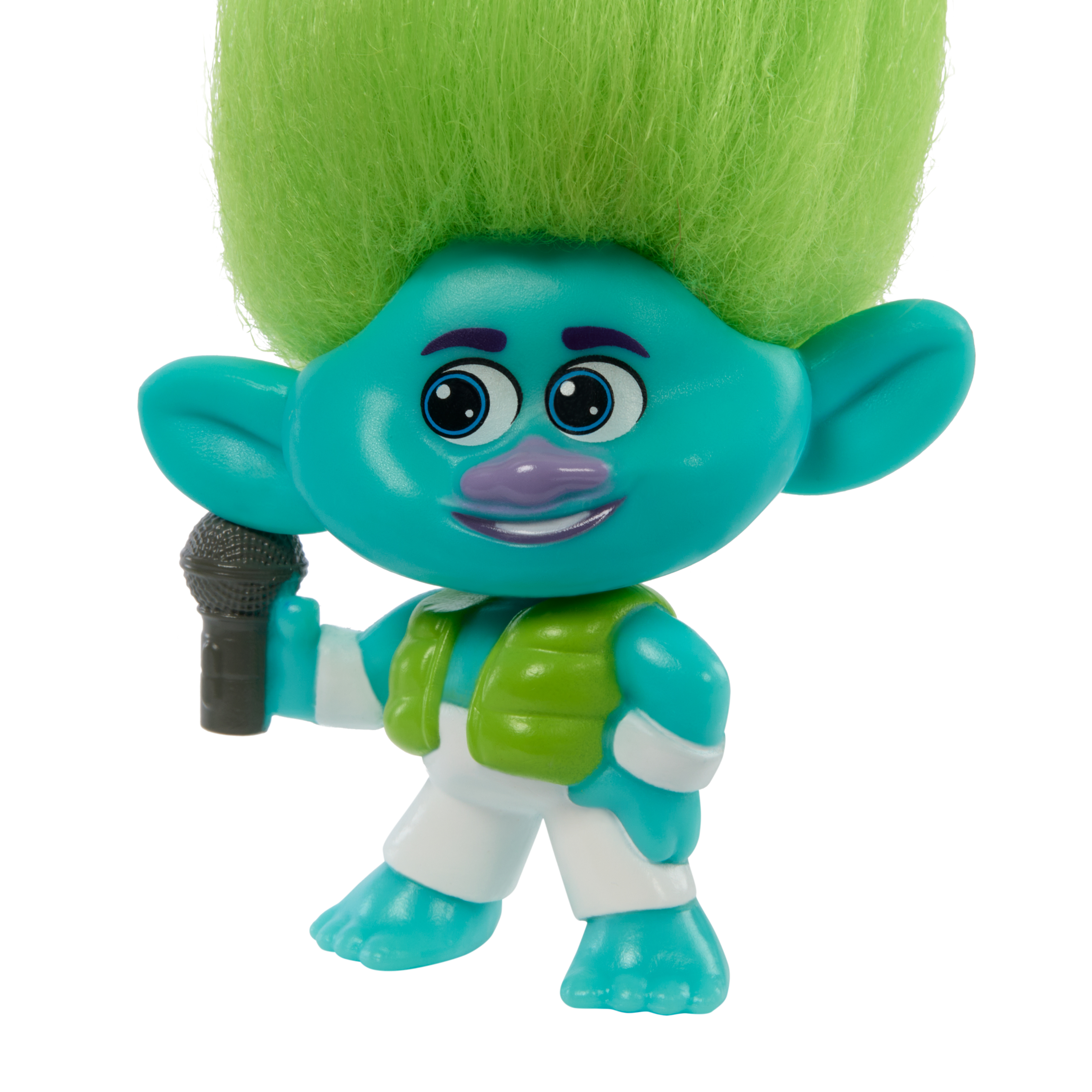 Una bambola Troll con i capelli verdi, che tiene un microfono, indossa un completo bianco e verde.
