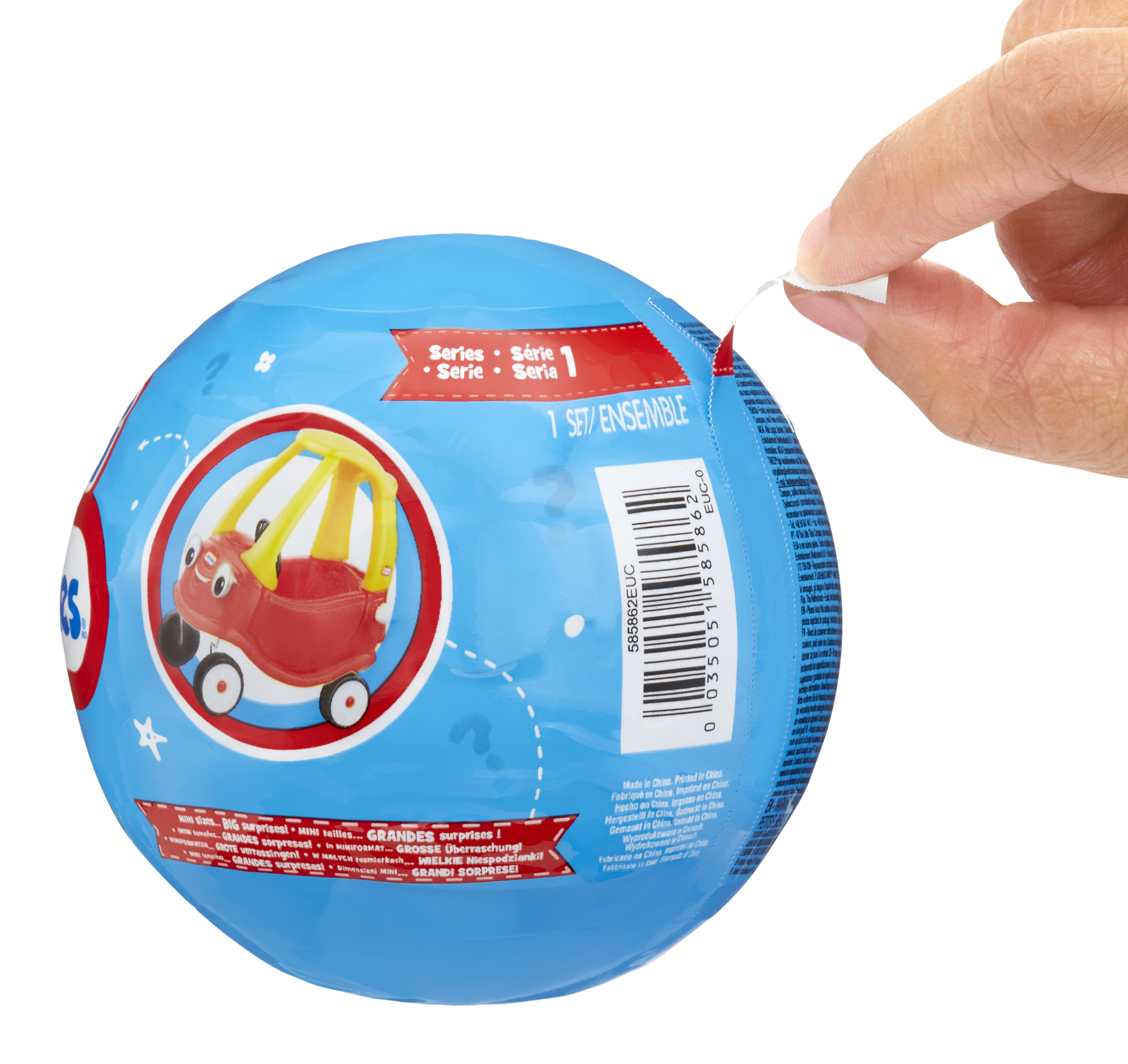 Ręka otwiera niebieskie opakowanie z piłką do zabawy. Opakowanie ma zdjęcia czerwonego samochodu i tekst.