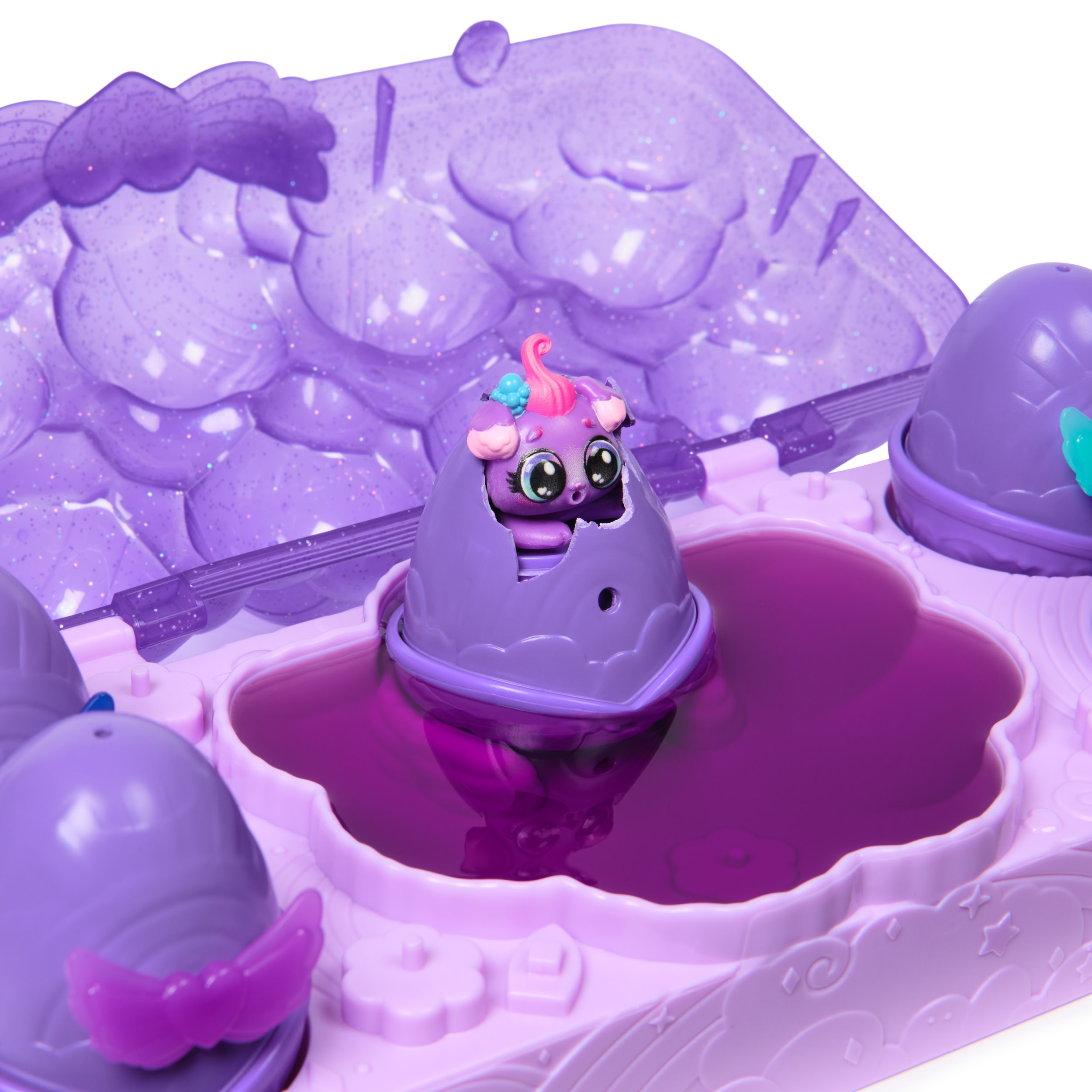 Ein Spielset mit einem lila Behälter und kleinen Figuren.