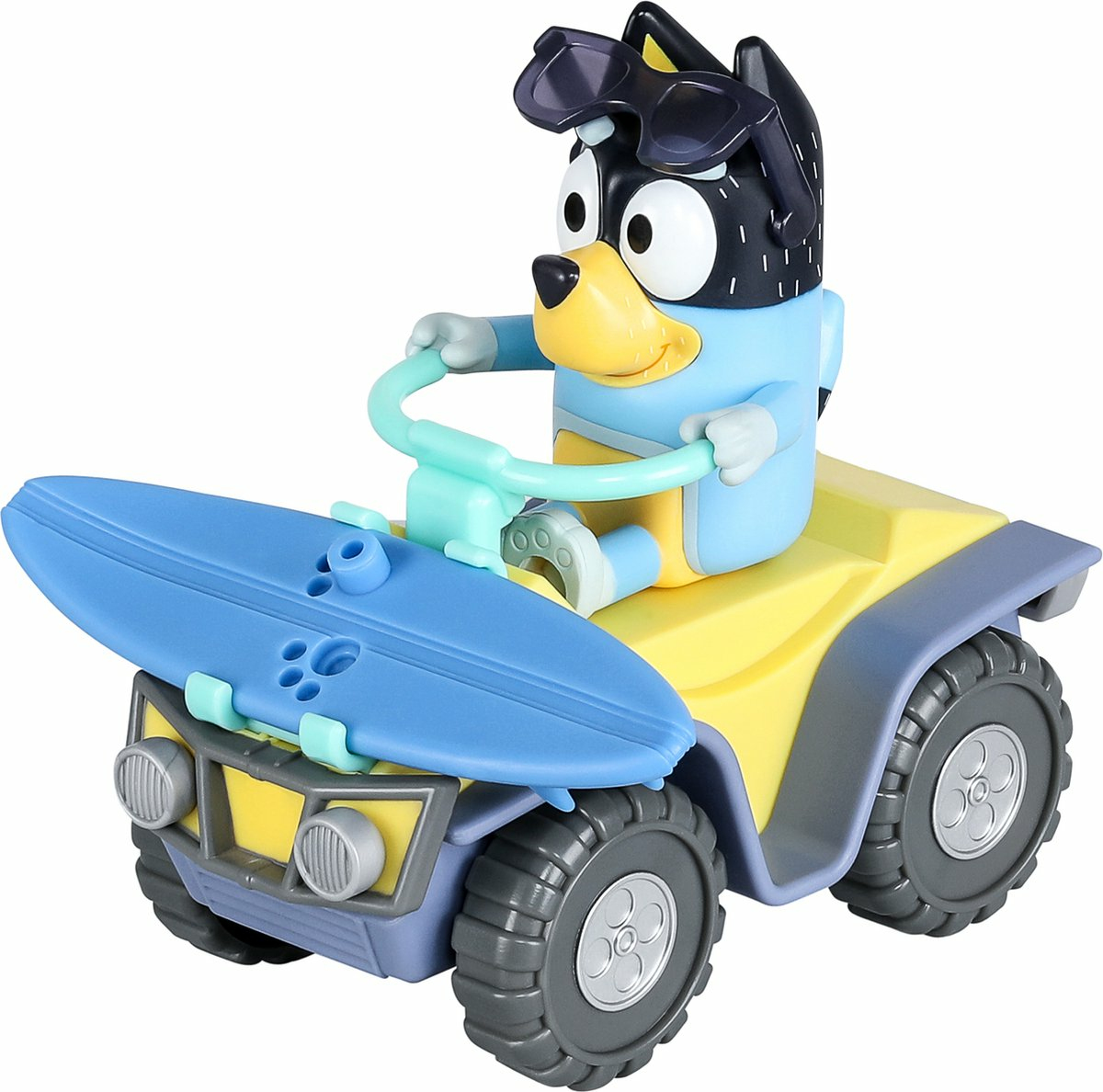 Een speelgoedauto met een hond achter het stuur. De hond draagt een zonnebril en een blauw shirt.