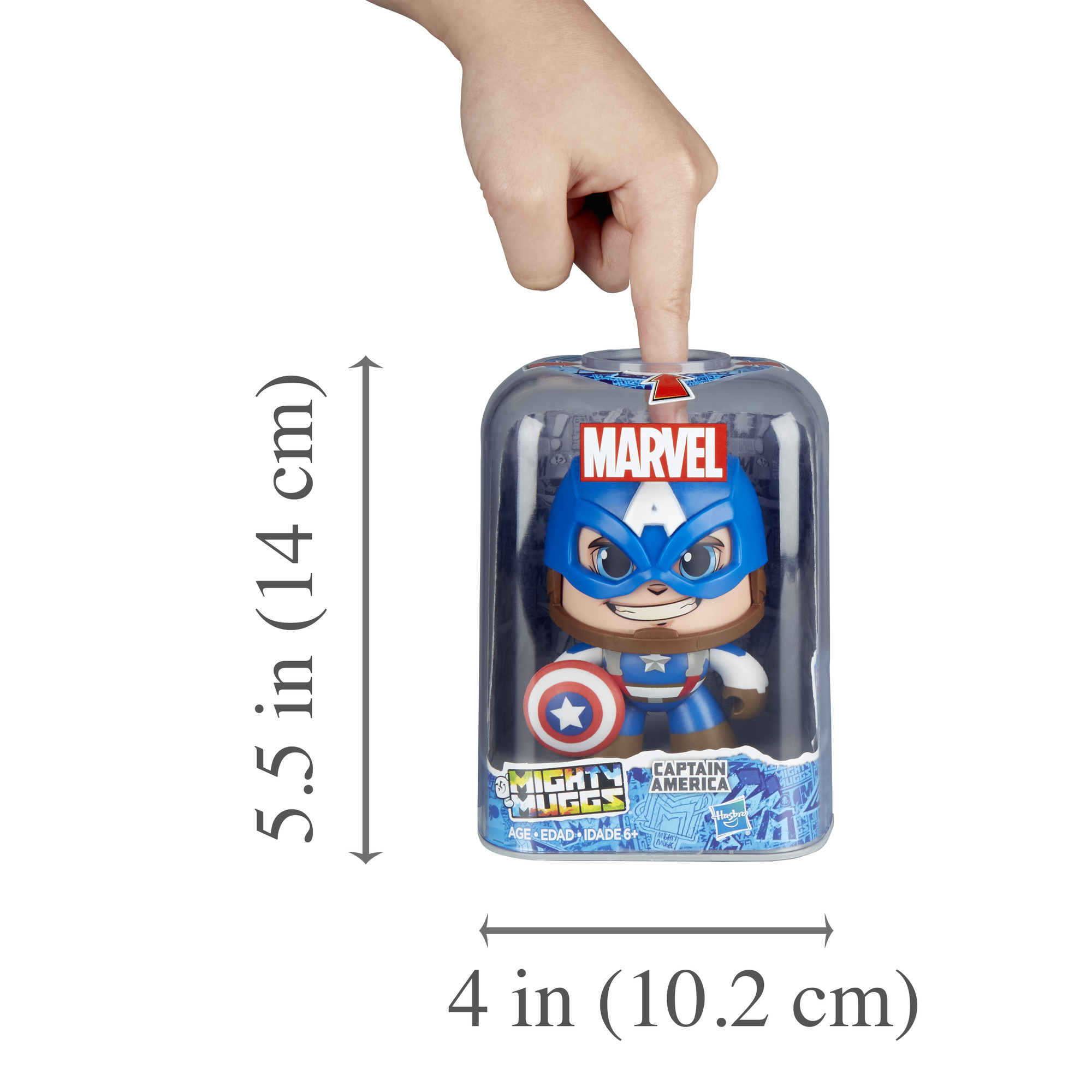Mano che tiene il giocattolo di Captain America in una scatola trasparente. Dimensioni: 5,5" x 4". Il giocattolo è blu, rosso e bianco.
