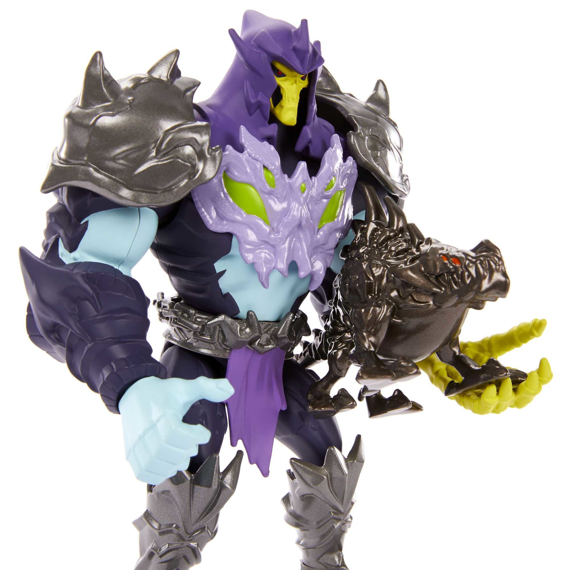 Figurka akcji umięśnionego bohatera zbroi i głowy smoka. Białe tło.