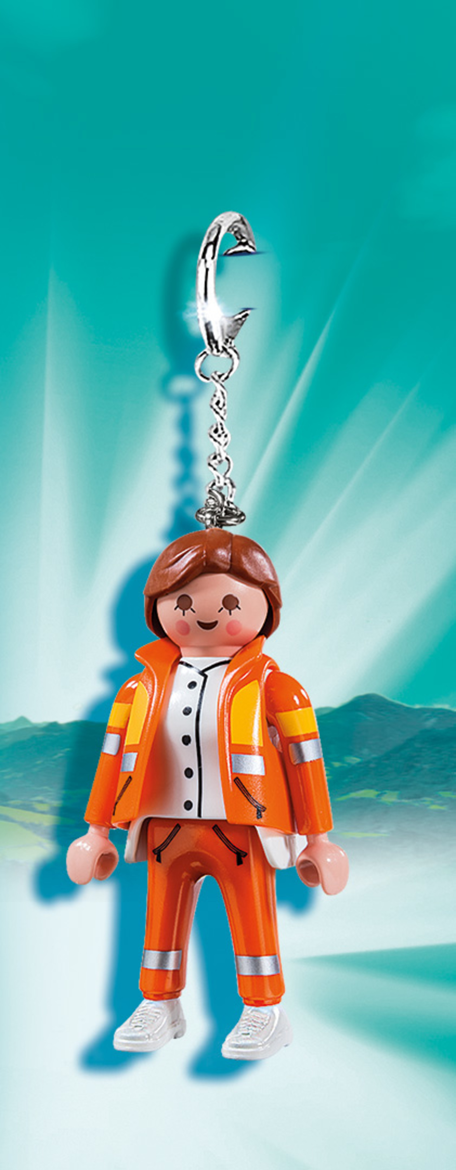Figura Playmobil con giacca arancione, portachiavi. La figura è di fronte a uno sfondo verde acqua.