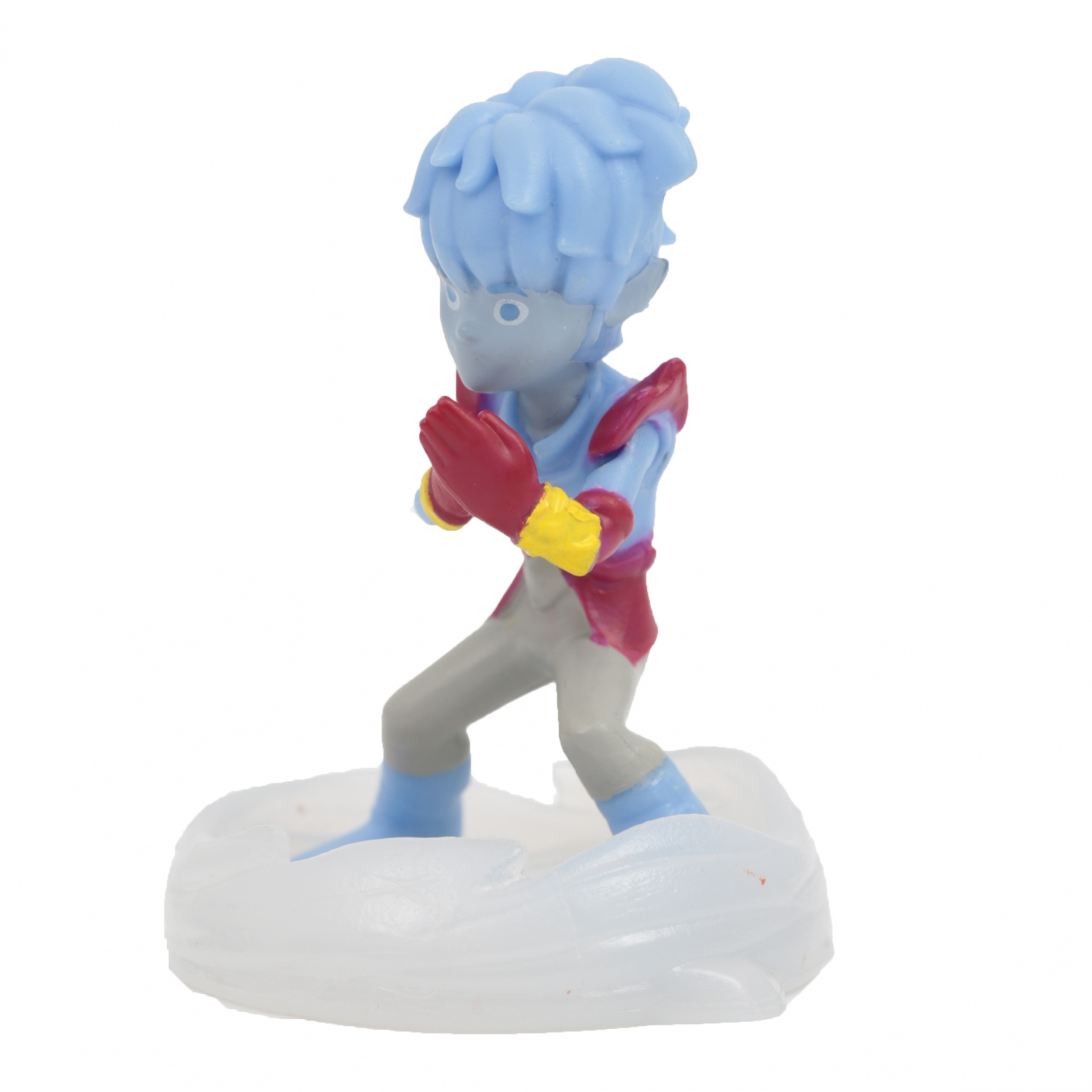 Una figura azul con guantes rojos y chaqueta roja, de pie sobre una base blanca en forma de nube.