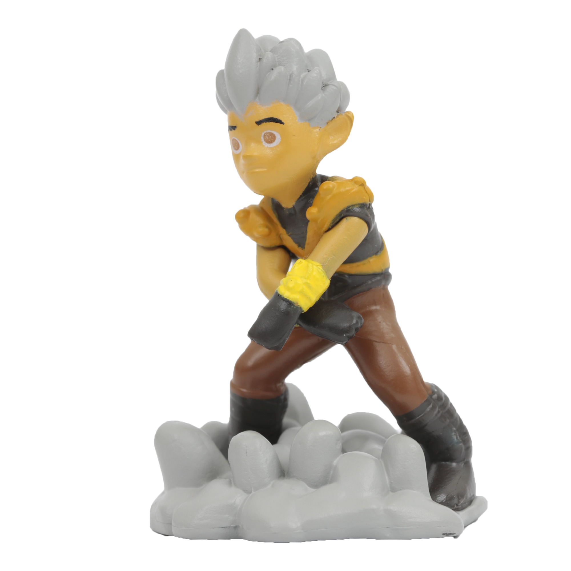 Una figura de juguete de pie sobre una base en forma de nube. Es marrón claro y gris con detalles amarillos.