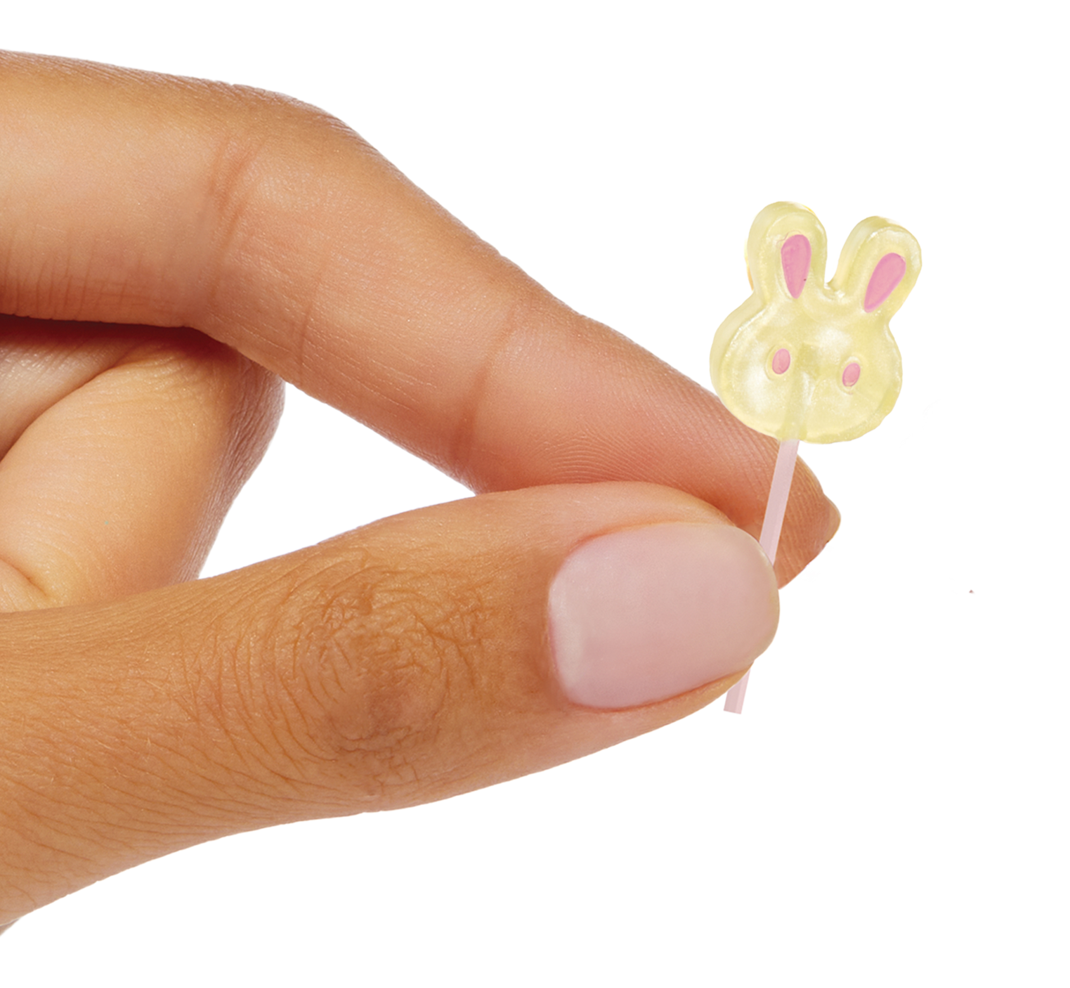 Ręka trzymająca lizaka w kształcie królika na patyku, zbliżenie na białym tle.