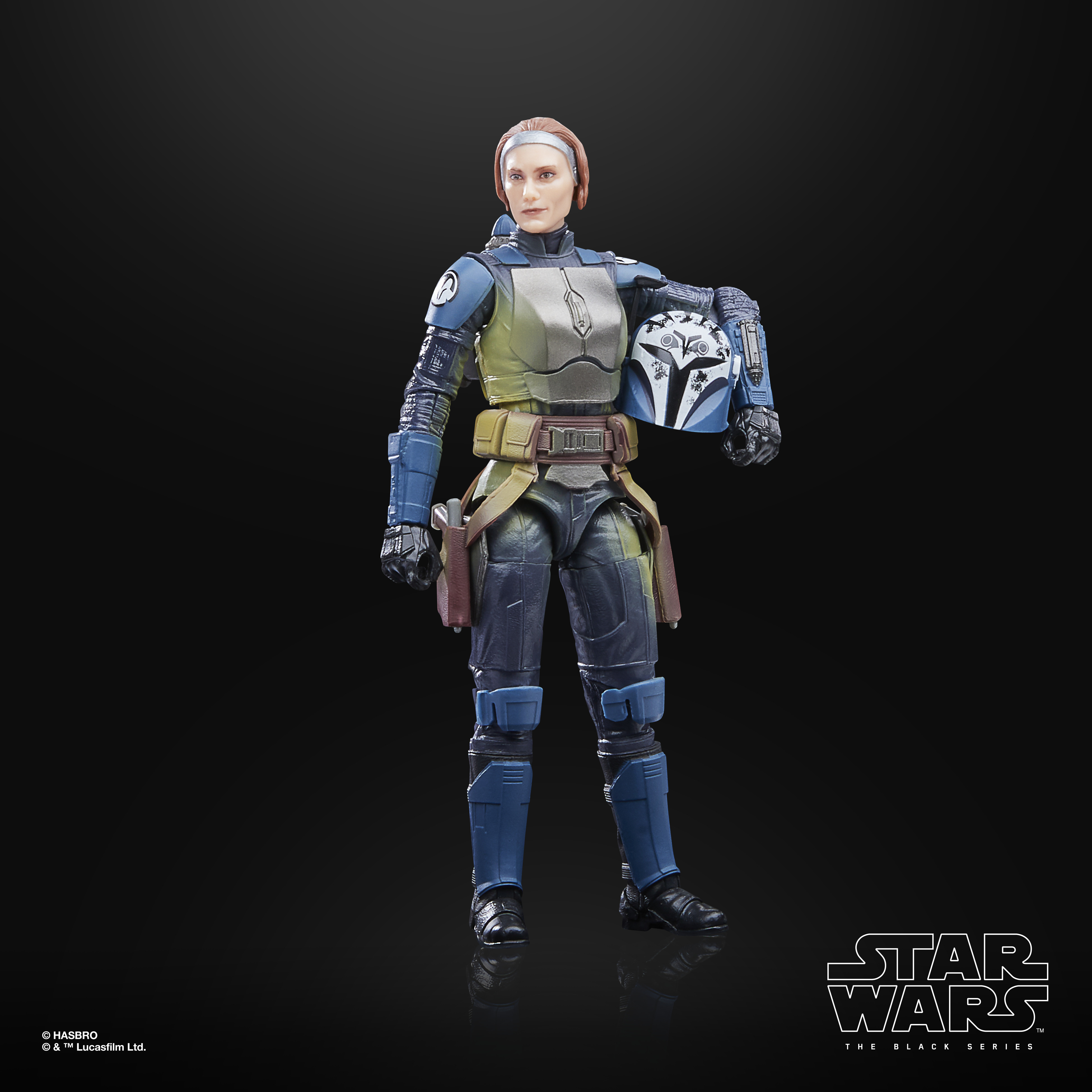 Un personaggio d'azione femminile con armatura blu e verde che tiene un elmetto. È un personaggio di Star Wars Black Series.