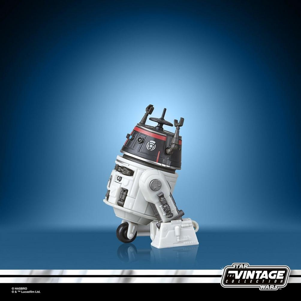 Biała zabawka robota Gwiezdnych Wojen z czarno-czerwoną głową. Jest lekko pochylona.