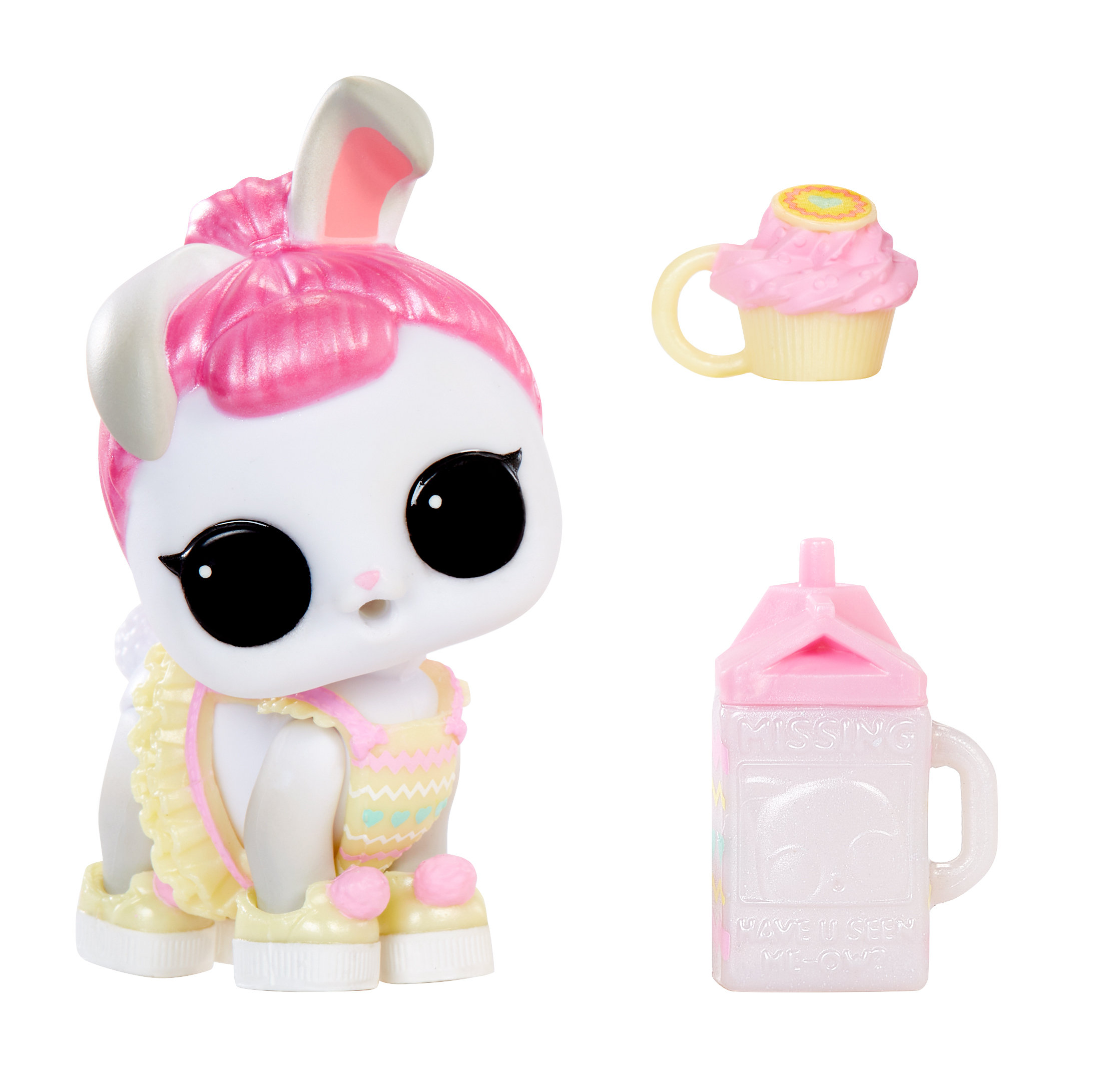 Weißes Spielzeug-Kaninchen mit rosa Akzenten, drei Zubehörteile: Cupcake, Milchkarton. Weißer Hintergrund.
