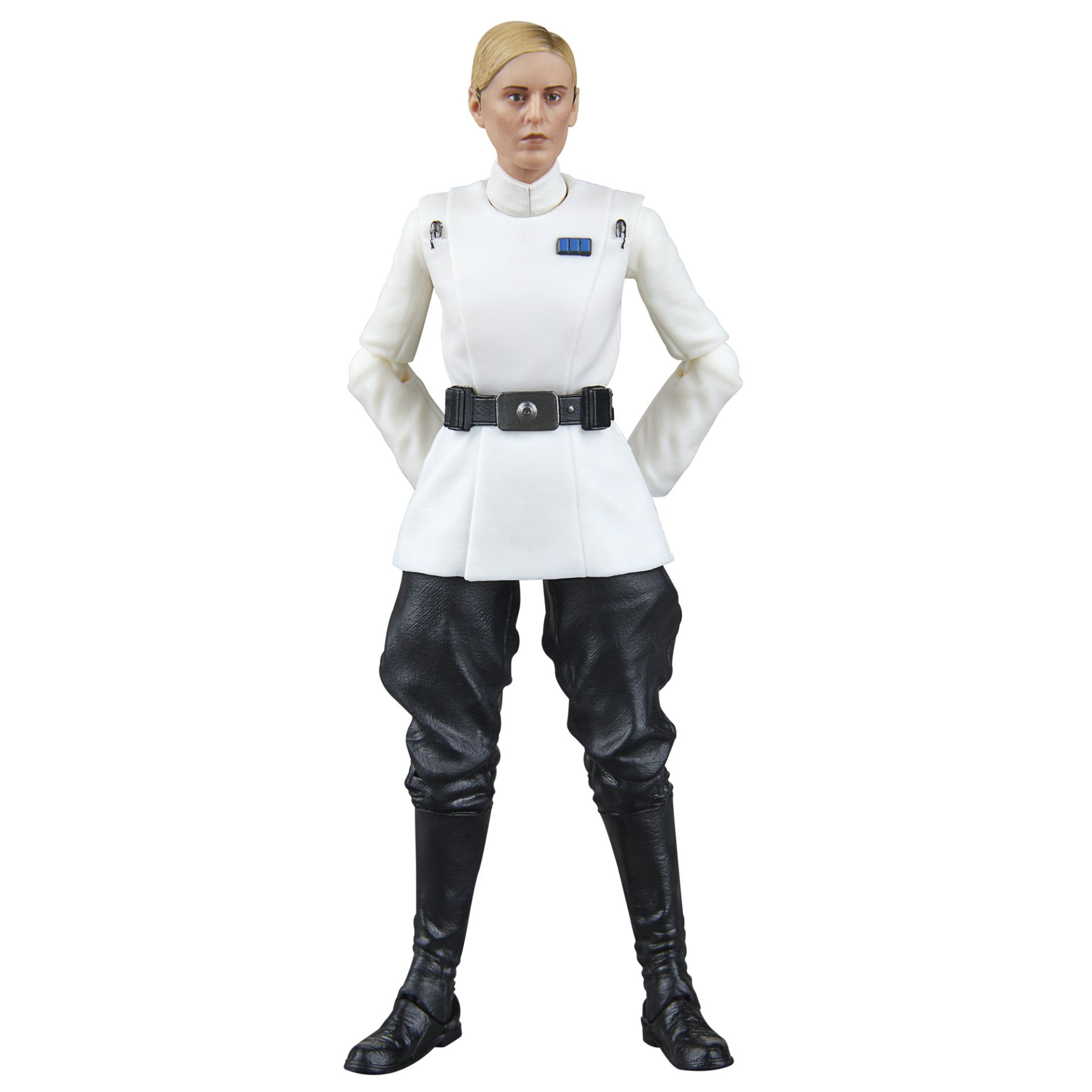Figura femminile di Star Wars in uniforme bianca e pantaloni neri. Mani dietro la schiena. Sfondo bianco.