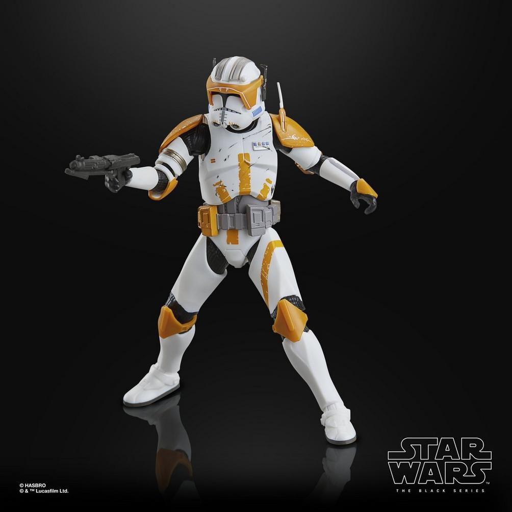 Beyaz ve turuncu zırhlı, bir blaster tutan bir Star Wars Klon Askeri aksiyon figürü.