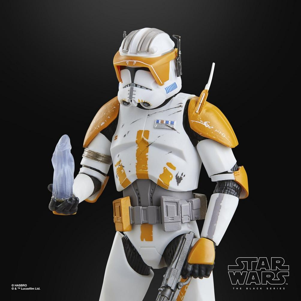Star Wars figürü: beyaz ve turuncu zırh, buz tutuyor, siyah zemin, elde silah.
