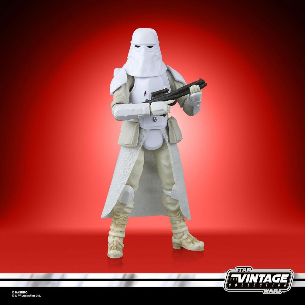 Figurka akcji Star Wars Snowtrooper na czerwonym tle.