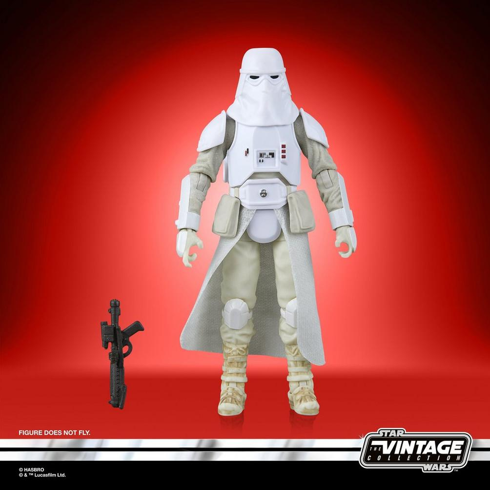 Figurka akcji Star Wars Snowtrooper z pistoletem na czerwonym tle.