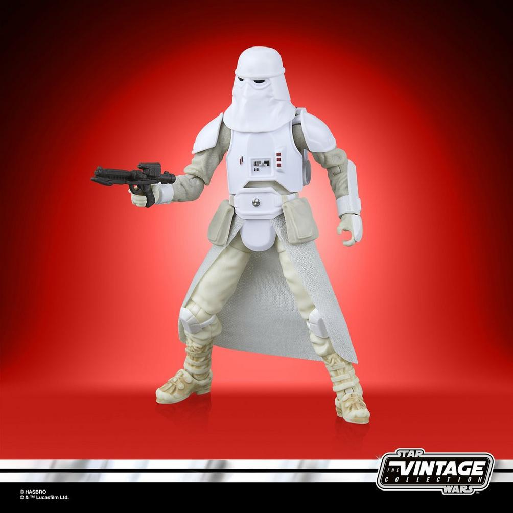 Figurka akcji Star Wars Snowtrooper trzymająca broń na czerwonym tle.