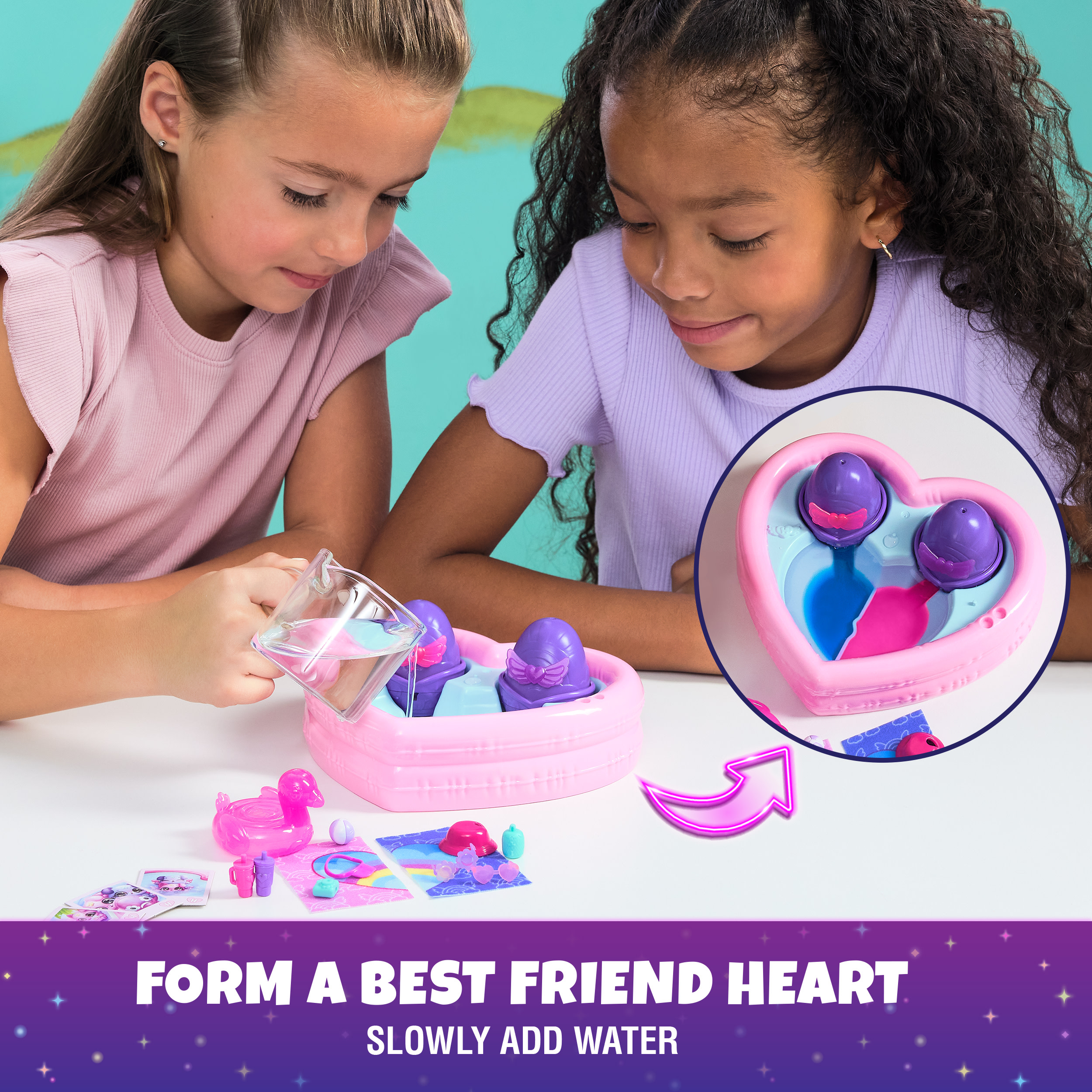 Zwei Mädchen, eine herzförmige Spielzeugwanne mit Wasser und Spielzeug, mit Text "FORM A BEST FRIEND HEART".