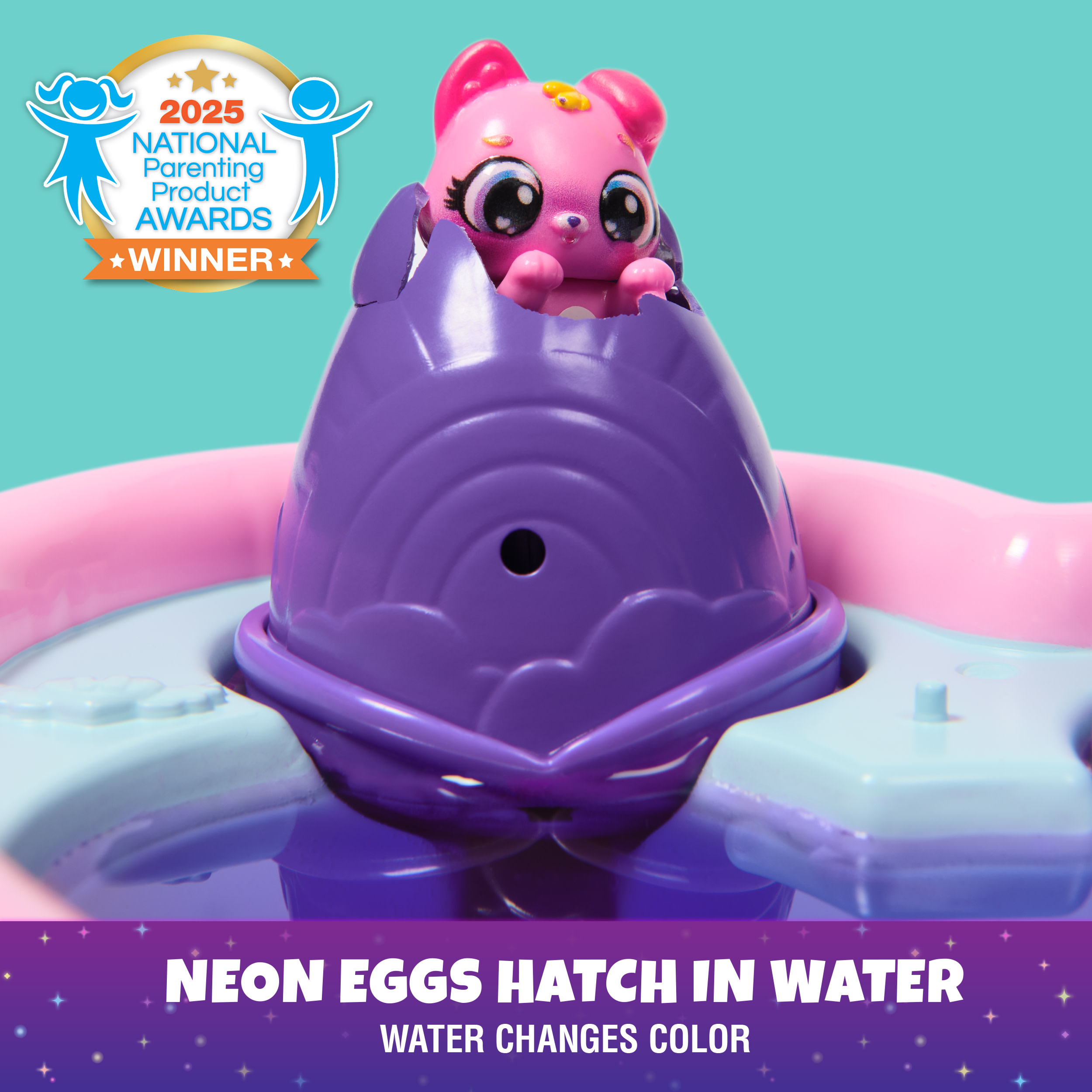 Ein pinkes Spielzeug mit einer pinken katzenartigen Figur, die aus einem lila Ei kommt. Text: 'Neon-Eier schlüpfen in Wasser'.