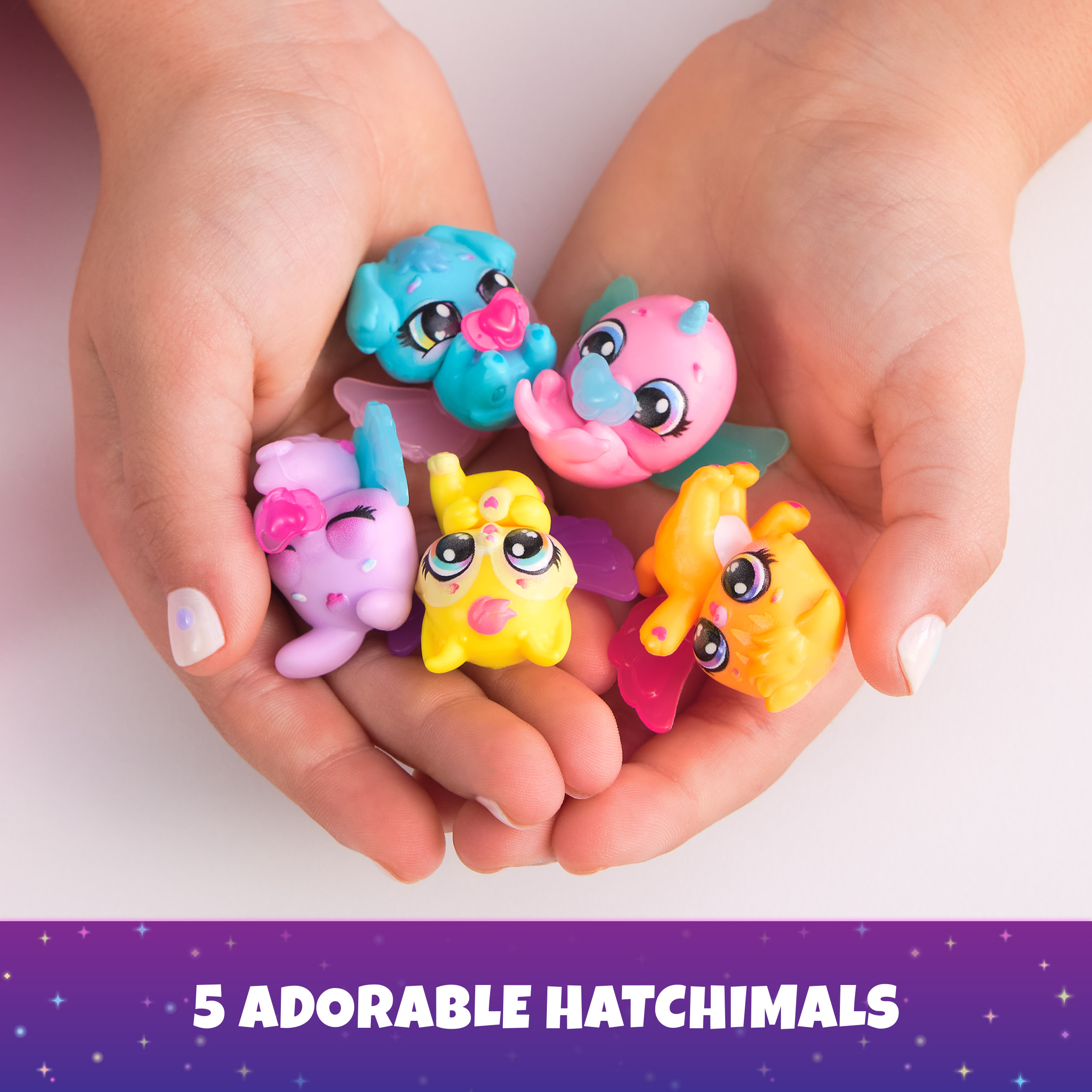 Pięć zabawek Hatchimals w otwartych dłoniach, z tekstem: 5 uroczych Hatchimals.