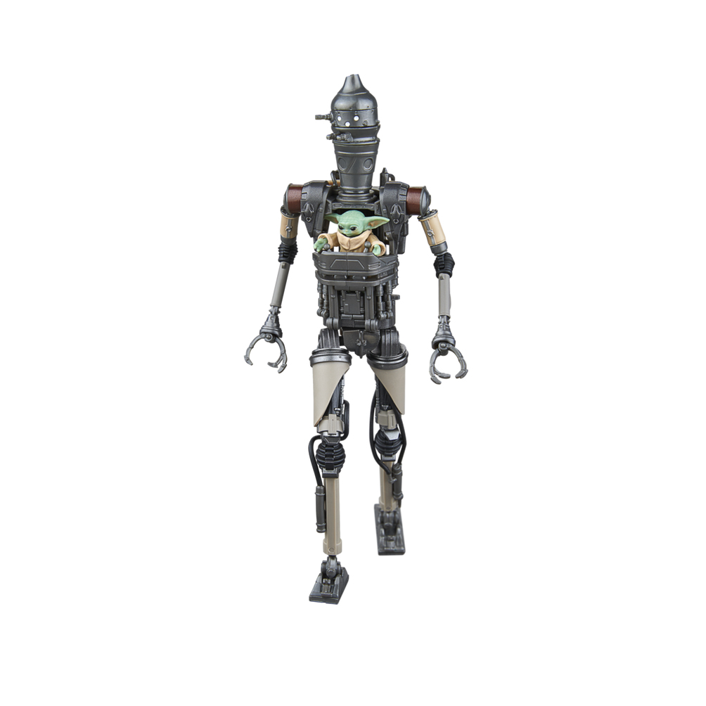 Robot IG-11 idący, Grogu w jego klatce piersiowej.