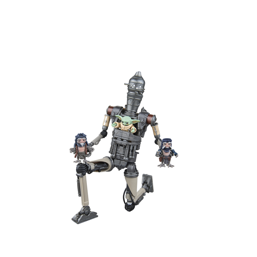Figurka robota trzymająca dwie małe figurki i Baby Yodę w środku.