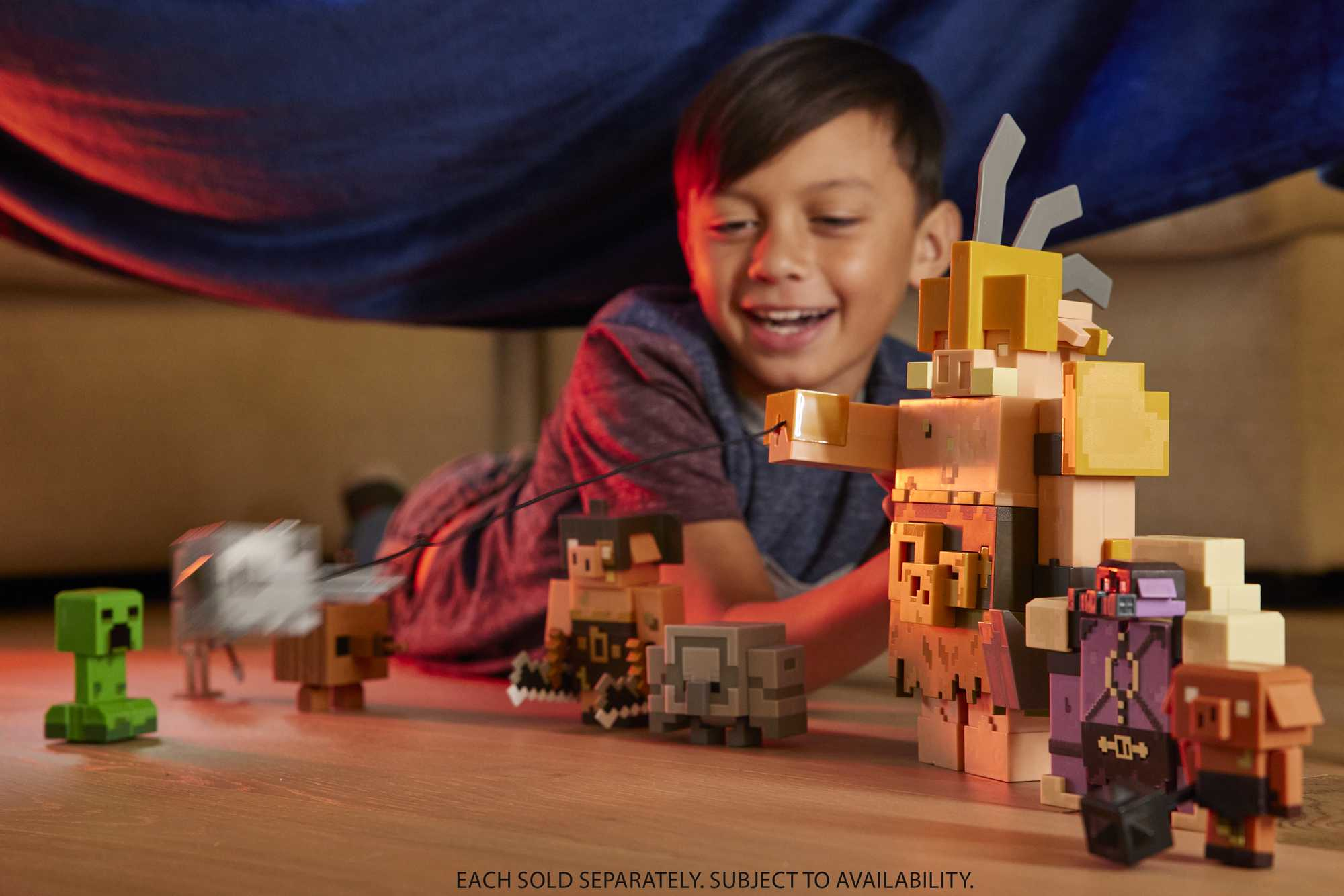 Chłopiec bawiący się figurkami Minecraft, z Creeperem i innymi postaciami.