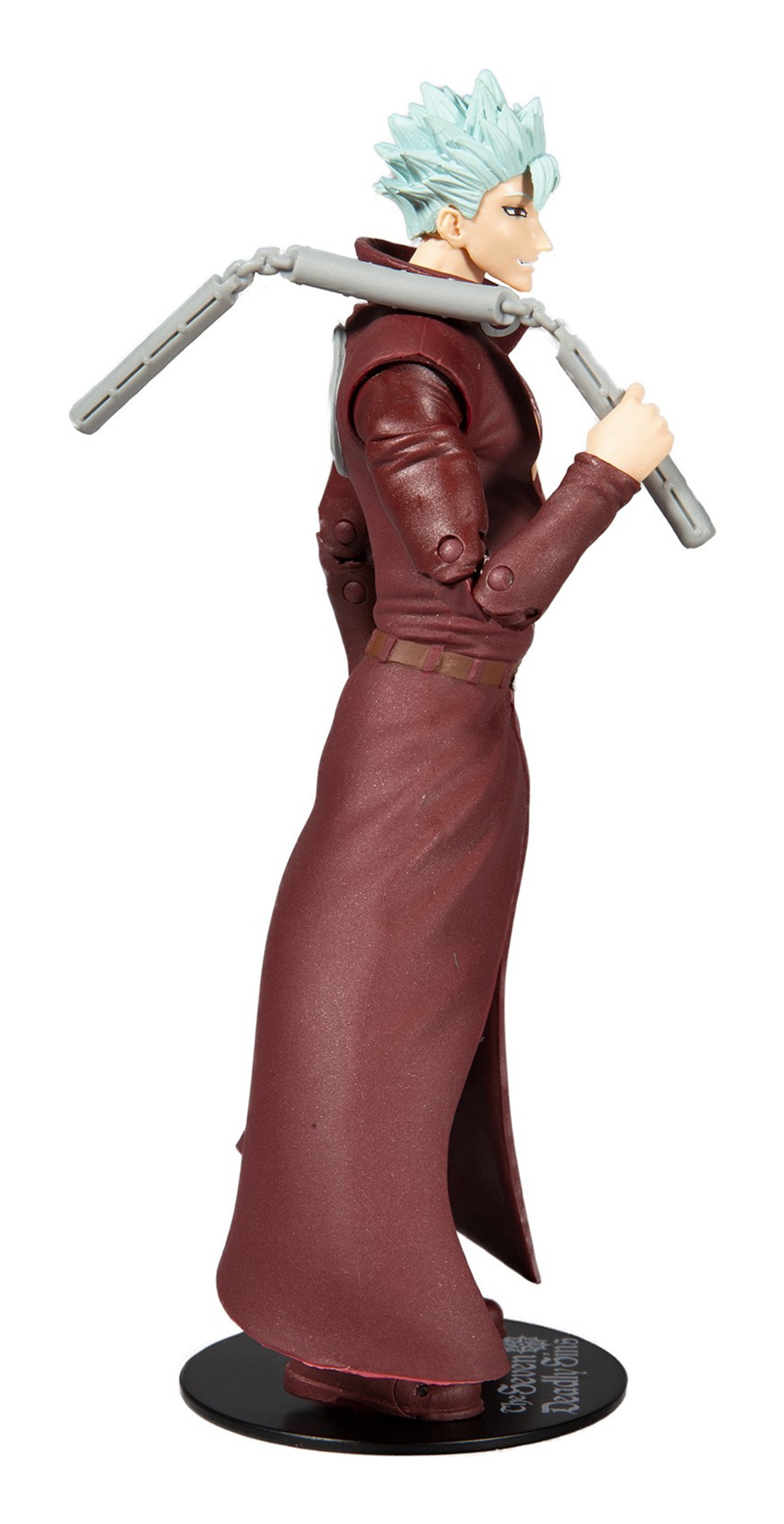 Figura anime de Ban, abrigo rojo, pelo claro, sosteniendo un arma. Base negra, fondo blanco.