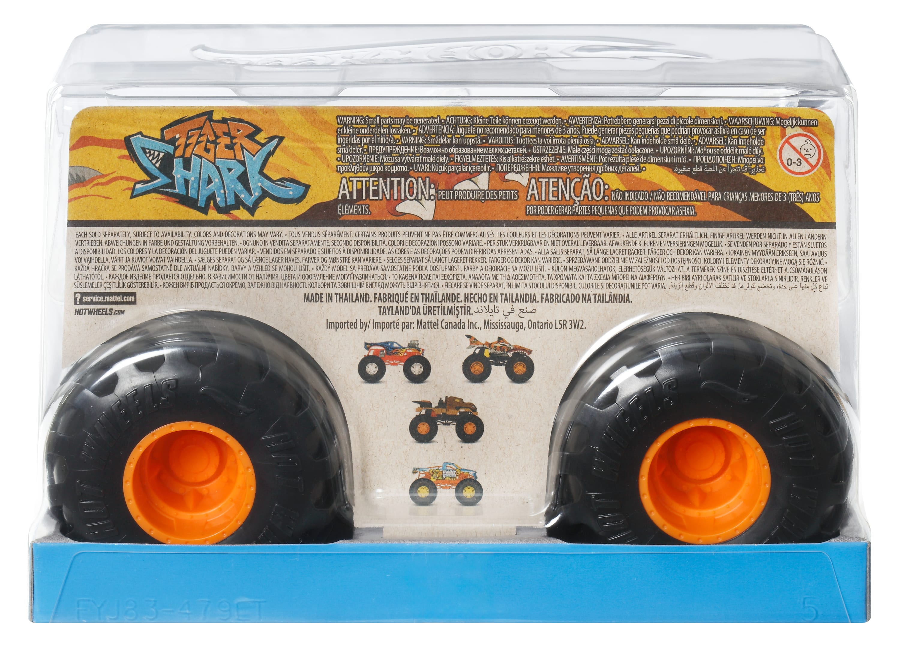 Spielzeug-Monster-Truck-Räder in der Verpackung. Schwarze Reifen mit orangefarbenen Felgen. Klares Plastik. Weißer Hintergrund.