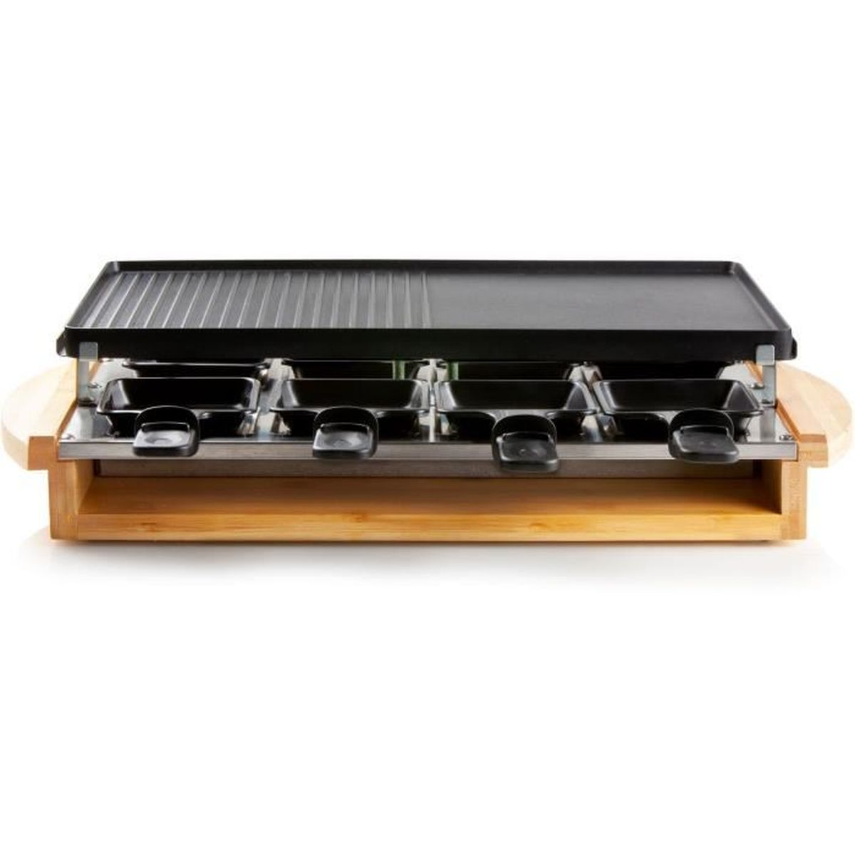 Griglia per raclette con piano cottura nero e vassoi. Si trova su una base di legno, con manici.