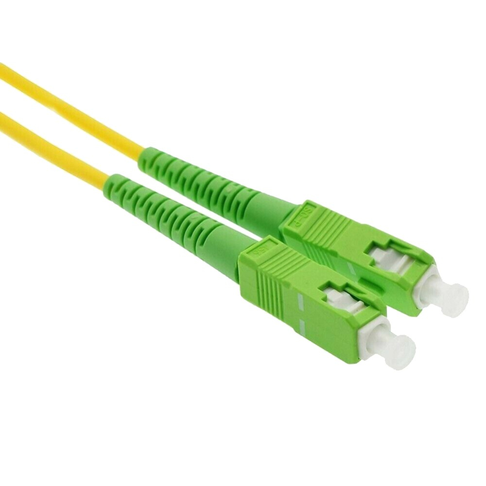 Due cavi in fibra ottica verdi con connettori. Cavi gialli e connettori verdi con punte bianche.