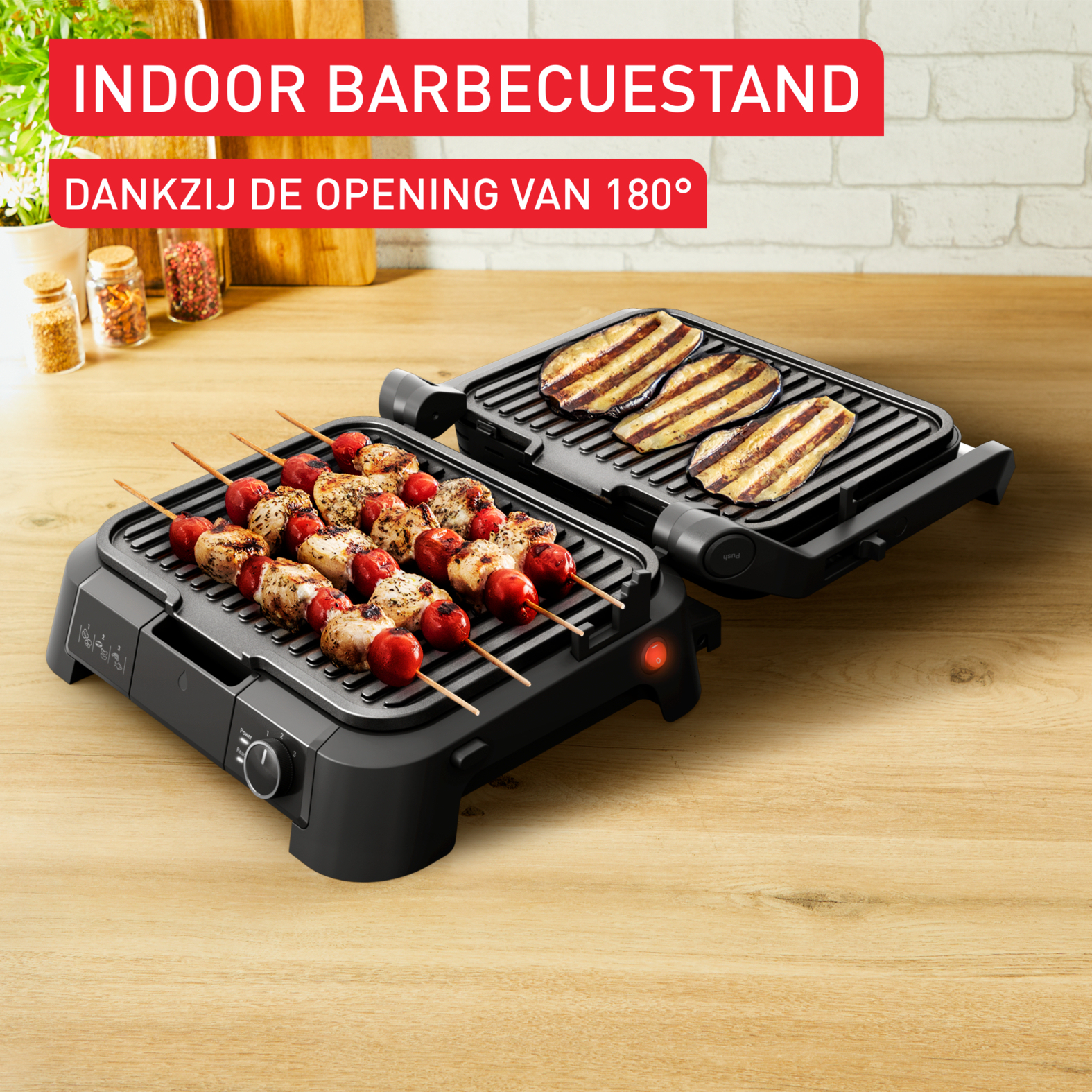 Gril d'intérieur avec aliments sur grilles. Brochettes et aubergines grillées. Fond en bois.