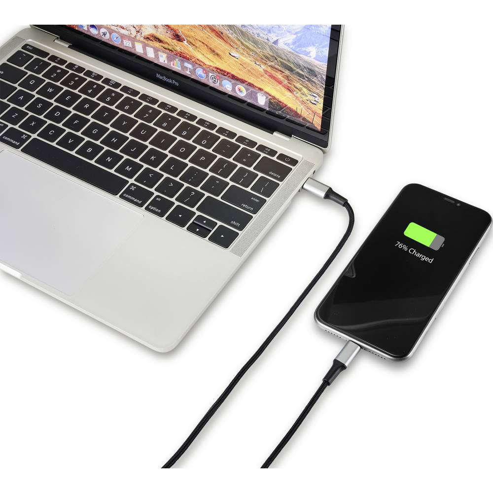 Laptop i telefon połączone czarnym plecionym kablem. Telefon pokazuje 76% naładowania.