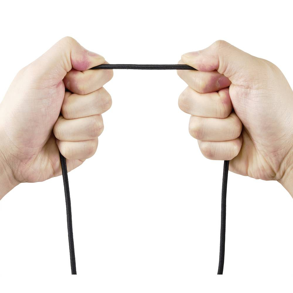 Dwie ręce trzymające czarny kabel. Kabel jest napięty.