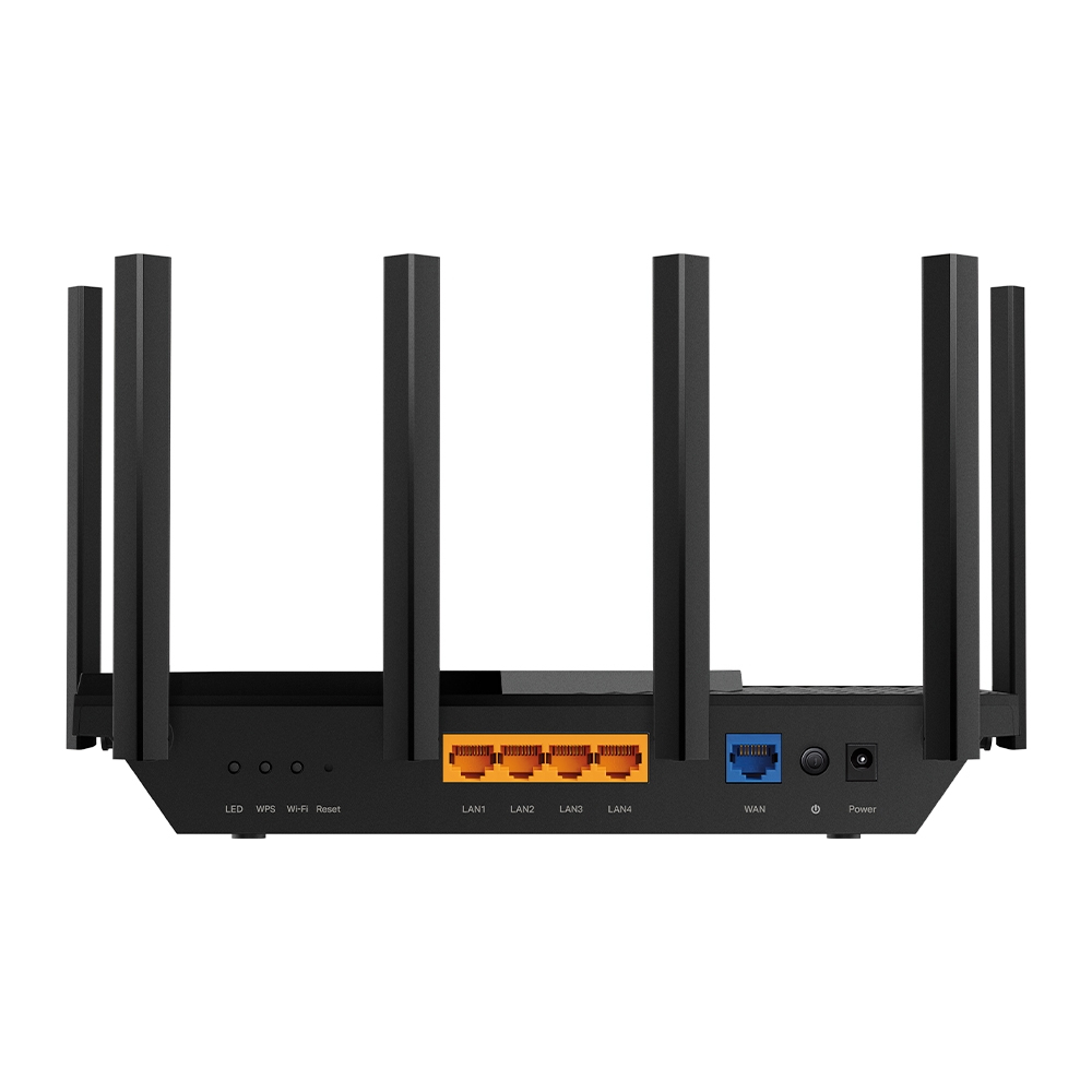 Czarny router z antenami. Tył routera ma kilka portów. Router jest na białym tle.