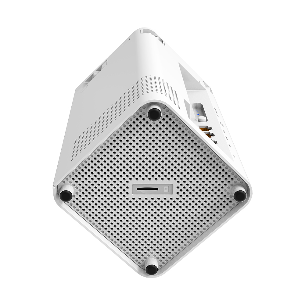 Router bianco, vista inferiore. Il router ha fori di ventilazione, uno slot per schede SD e piedini.