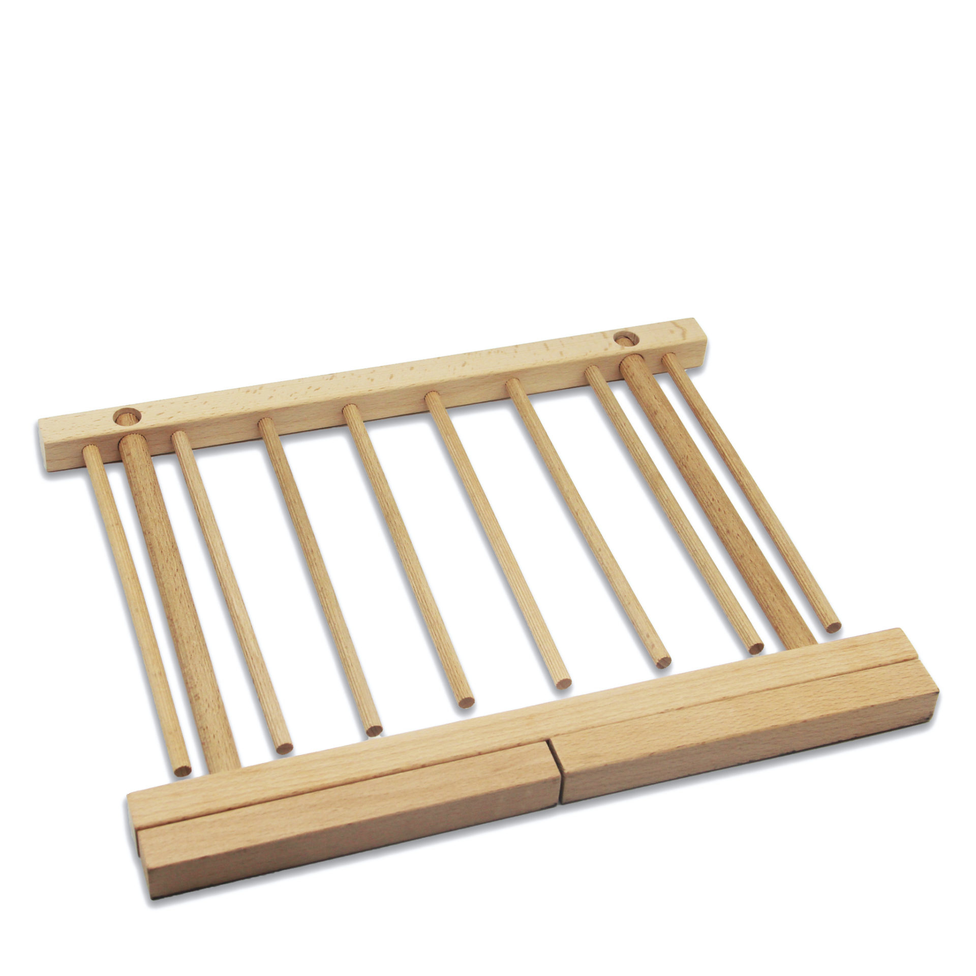 Trockengestell aus Holz mit vertikalen Stäben. Hellbraunes Holz, quadratische Basis und weißer Hintergrund.