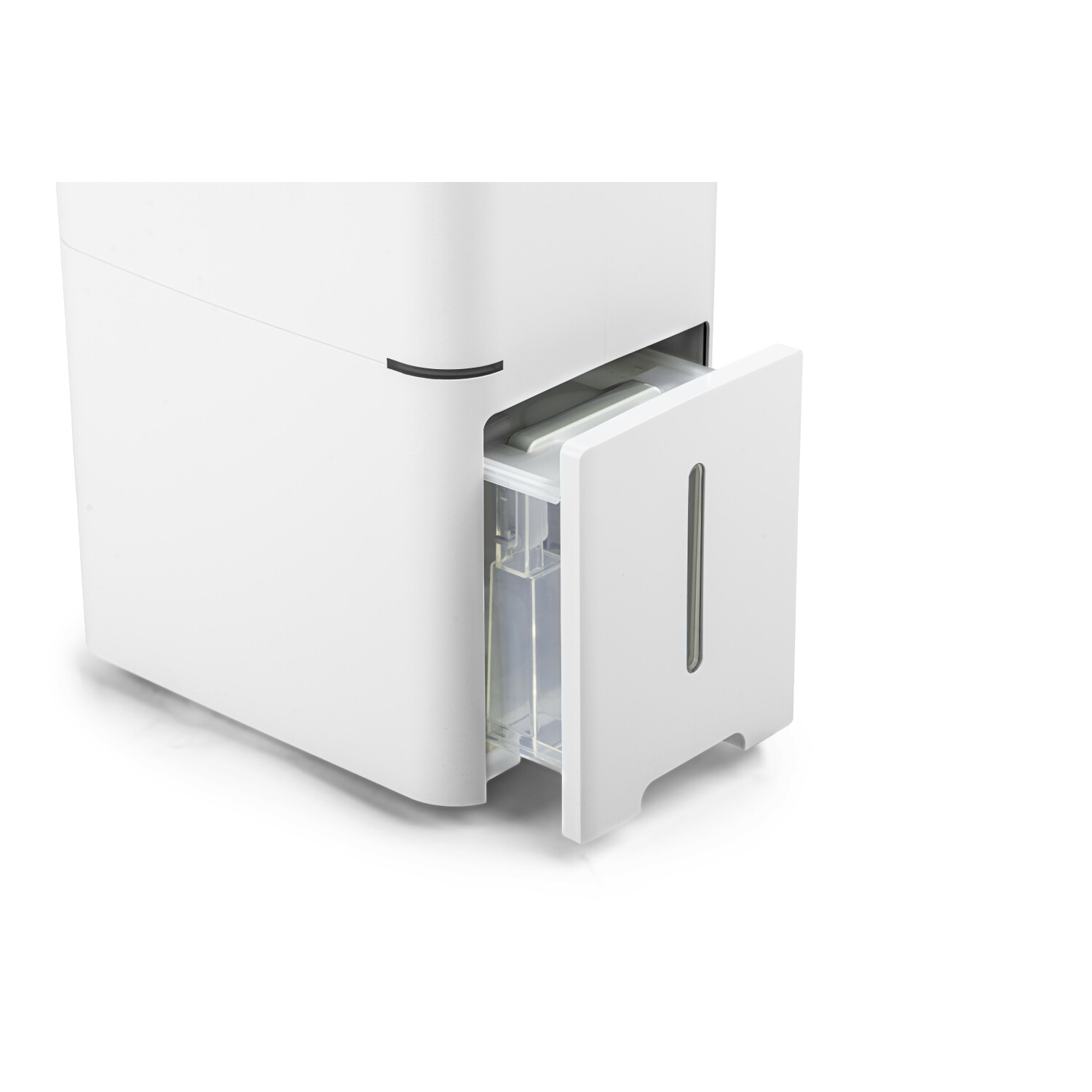 Deumidificatore bianco con serbatoio dell'acqua aperto. Isolato su bianco.