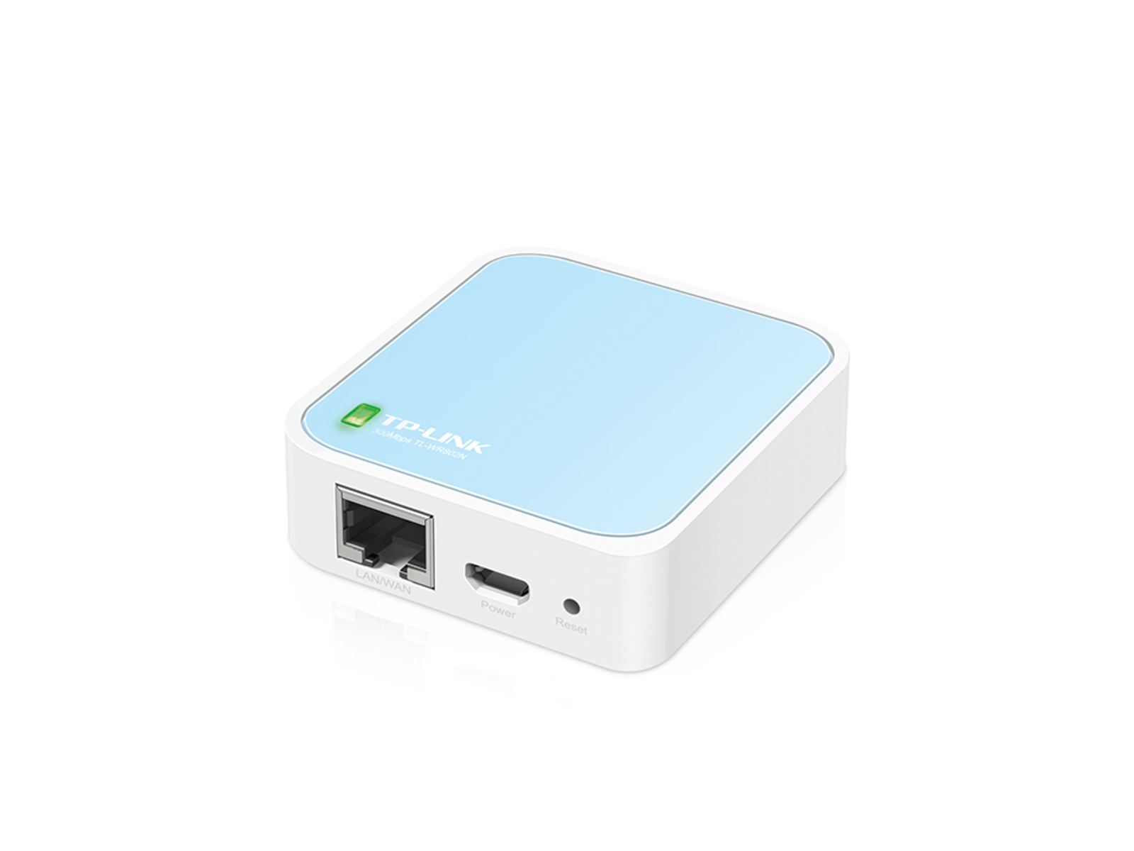 Weißer und blauer TP-Link-Router mit Anschlüssen. Grünes Licht. Weißer Hintergrund.