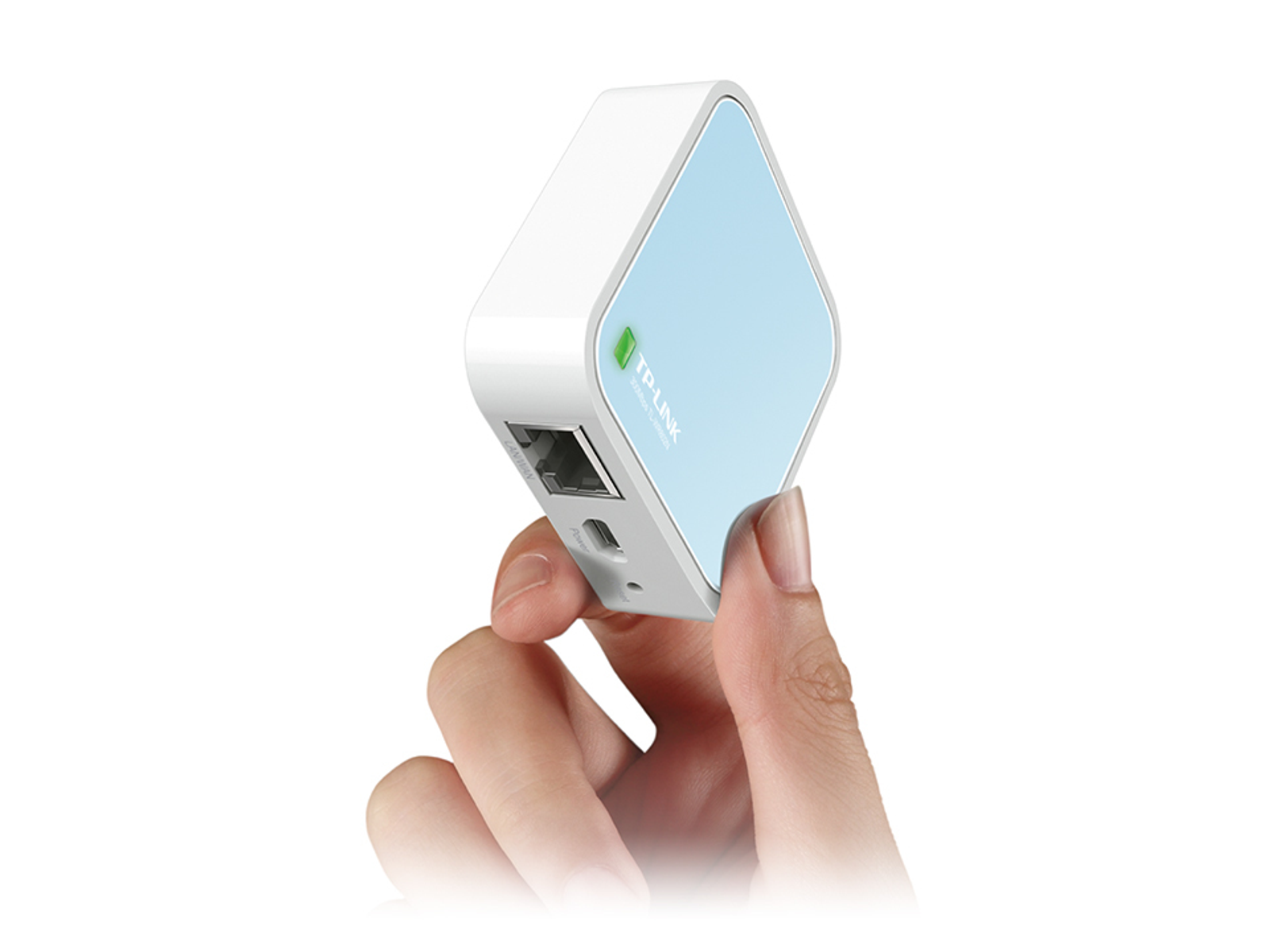 Eine Hand, die einen kleinen weißen und blauen TP-Link-Router hält.