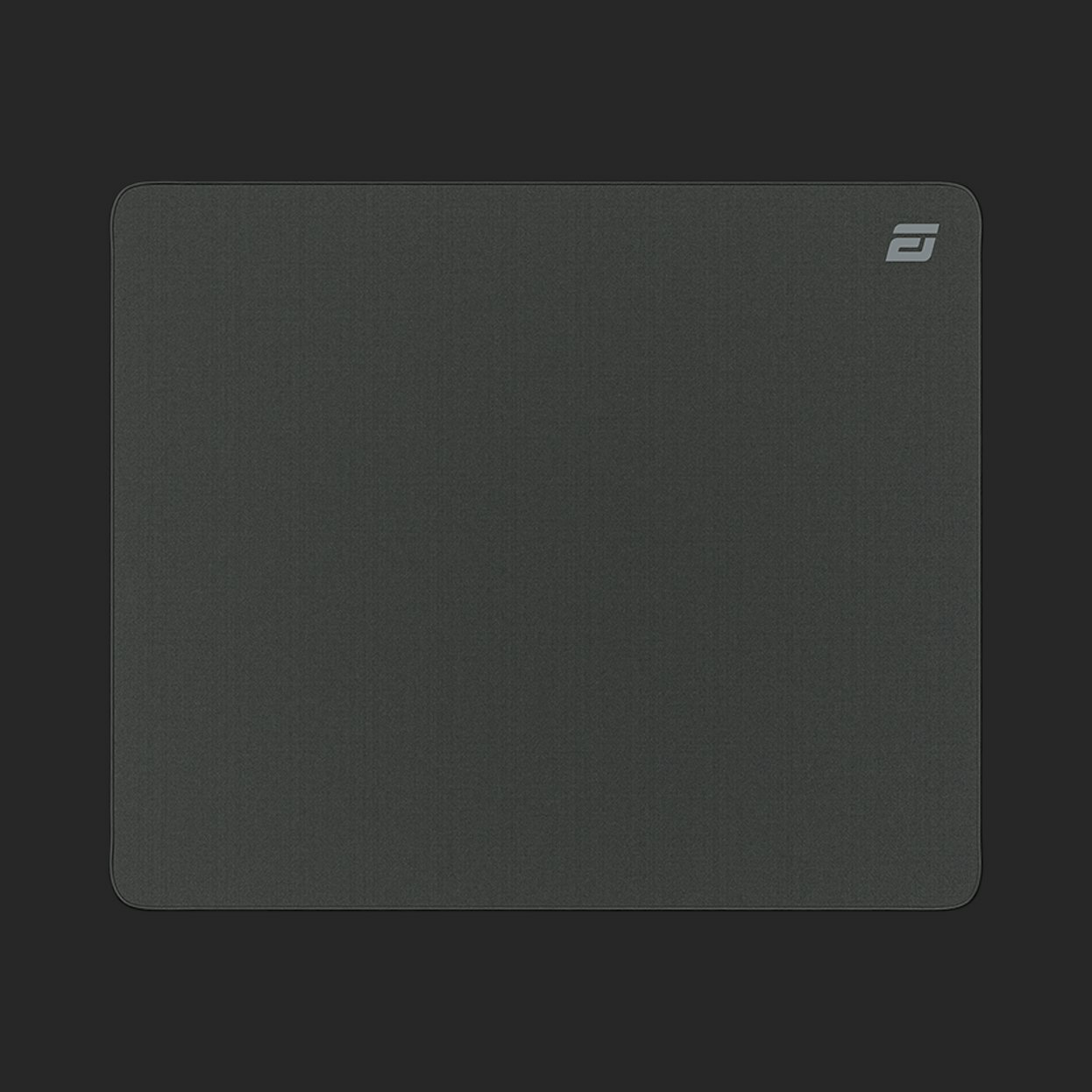 Ciemnoszara podkładka pod mysz z logo w prawym górnym rogu. Czarne tło.