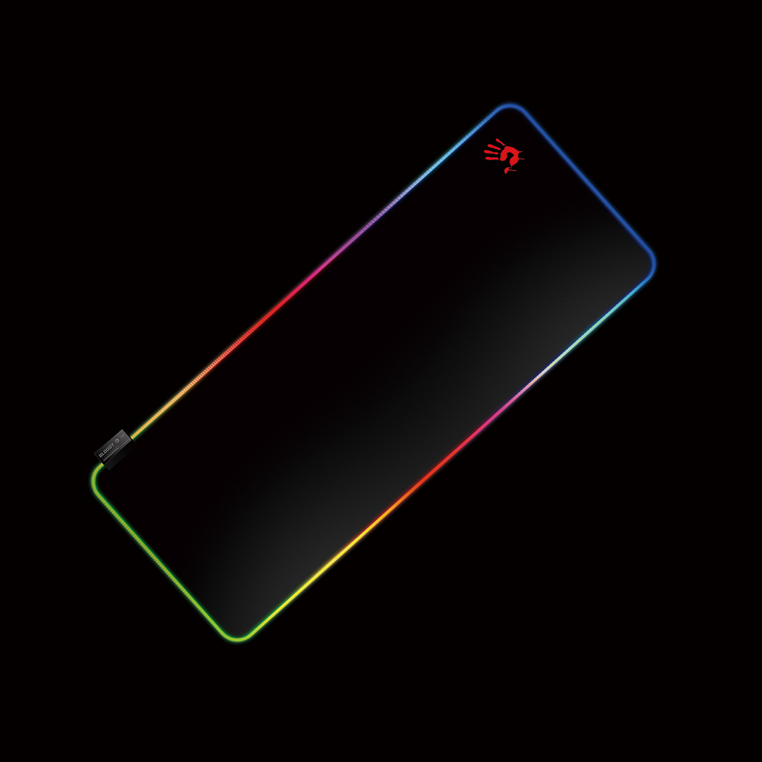 Tappetino per mouse nero con un logo rosso e luci LED RGB. Sfondo nero.