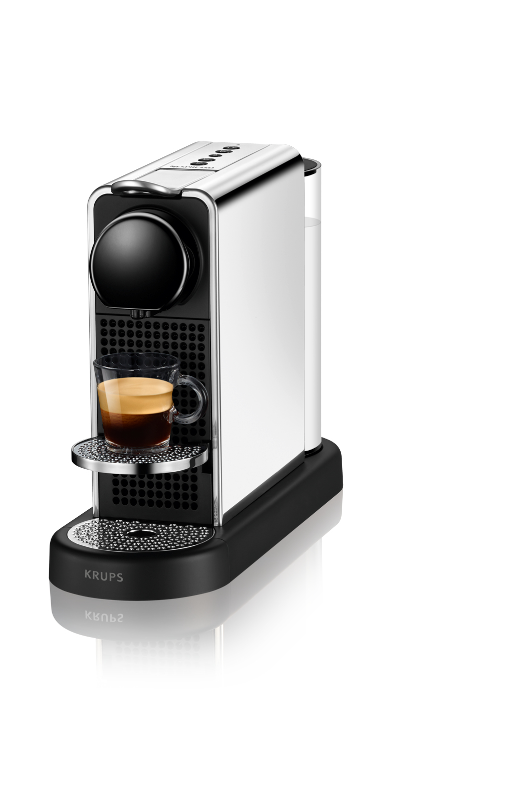 Macchina da caffè argento e nera con una tazza di caffè su sfondo bianco.