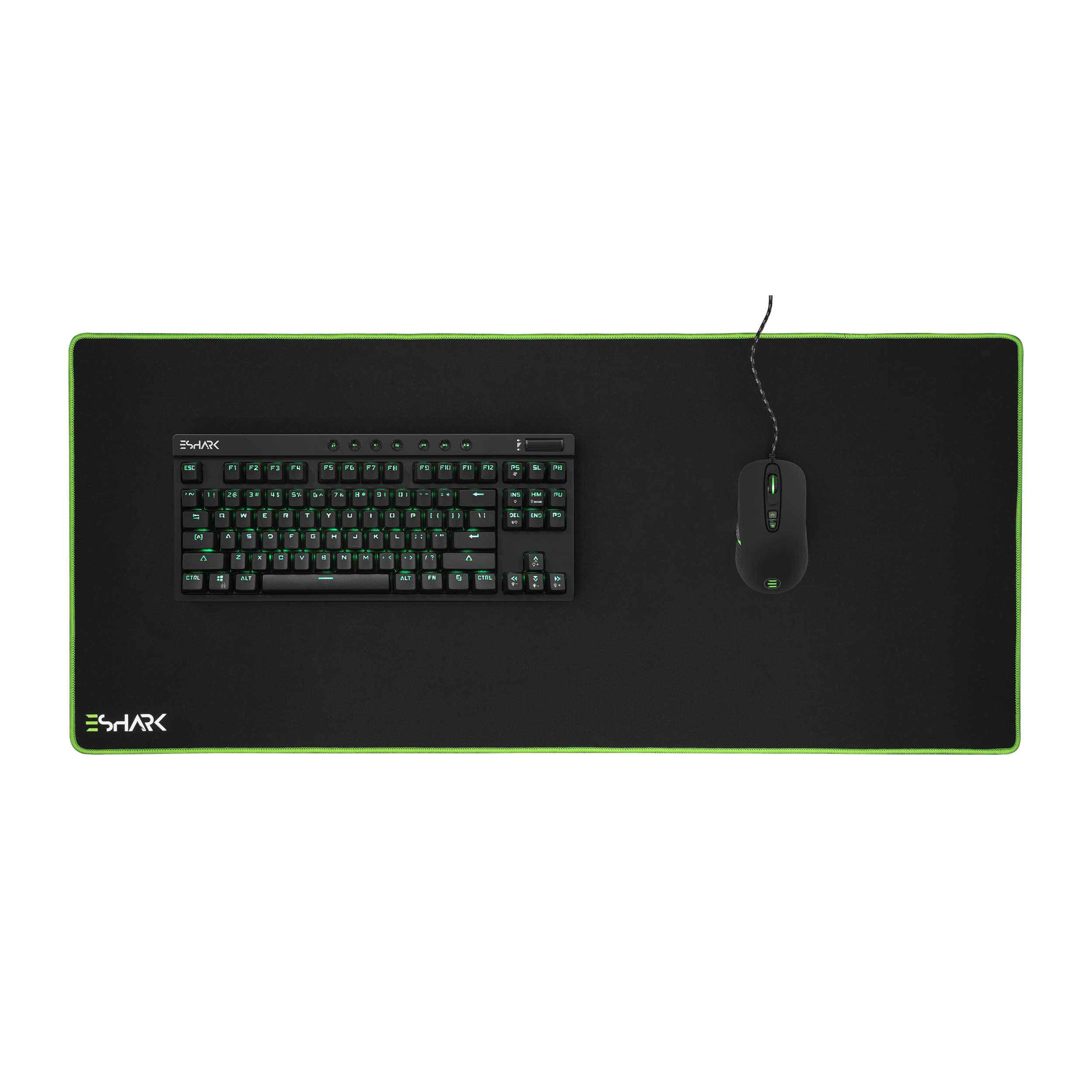 Tappetino nero con tastiera e mouse. Tastiera retroilluminata verde, mouse verde. Configurazione gaming.